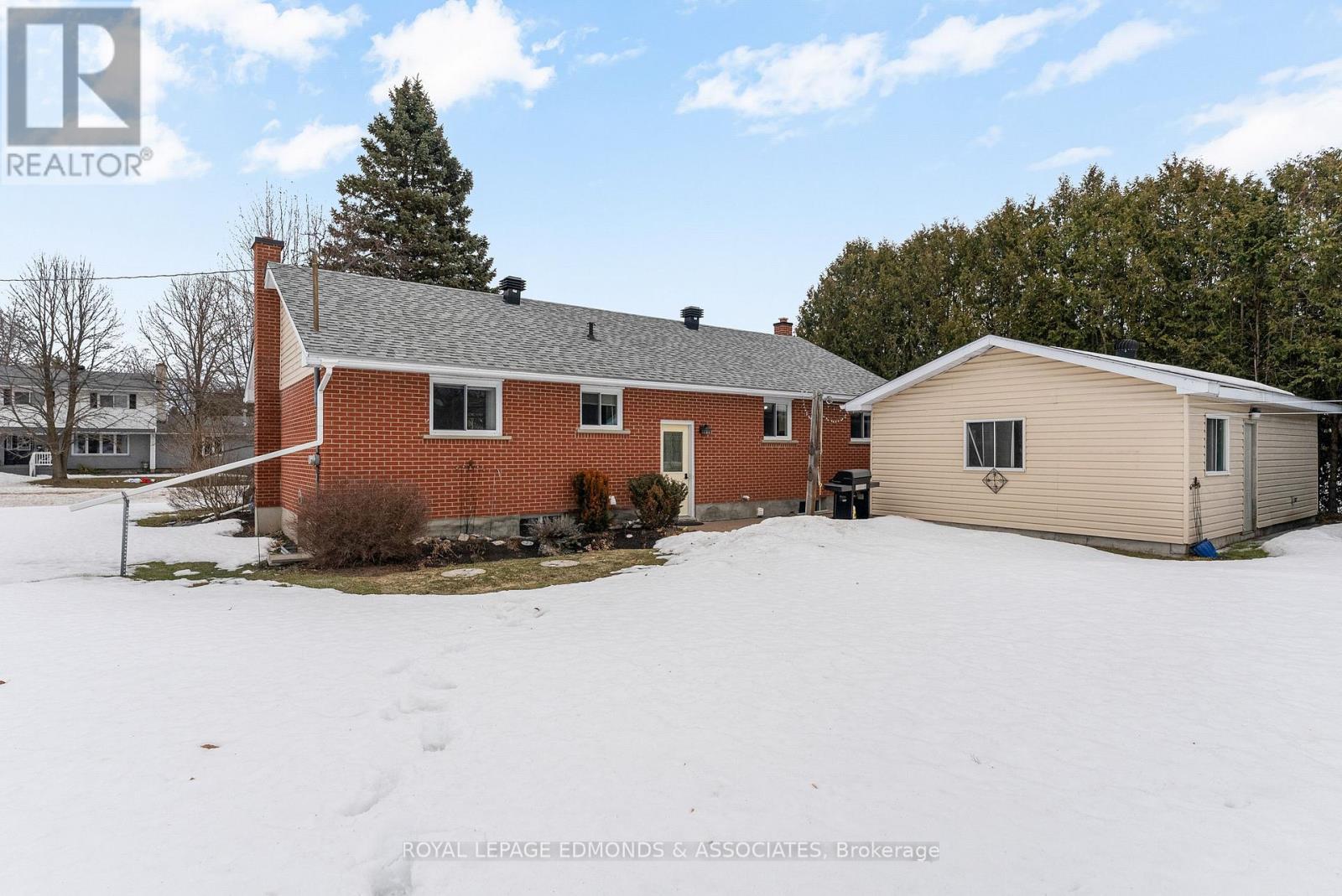 












94 OAK STREET W

,
Laurentian Valley,




Ontario
K8A7R3

