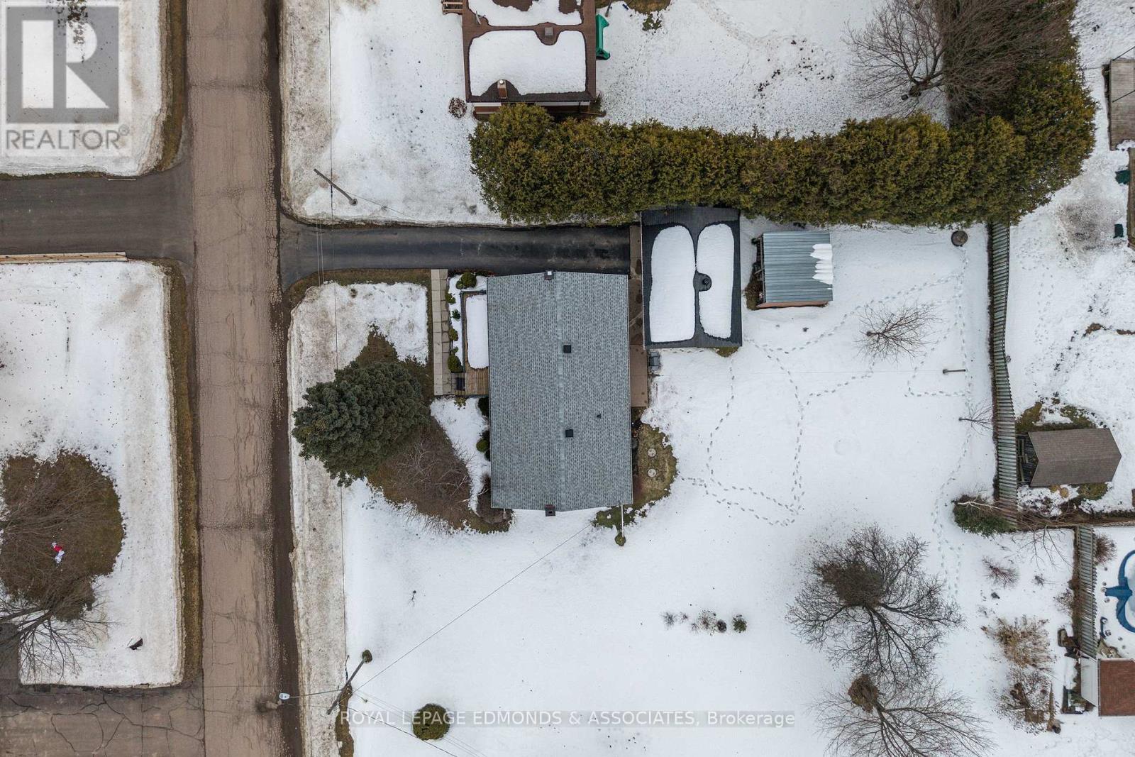 












94 OAK STREET W

,
Laurentian Valley,




Ontario
K8A7R3

