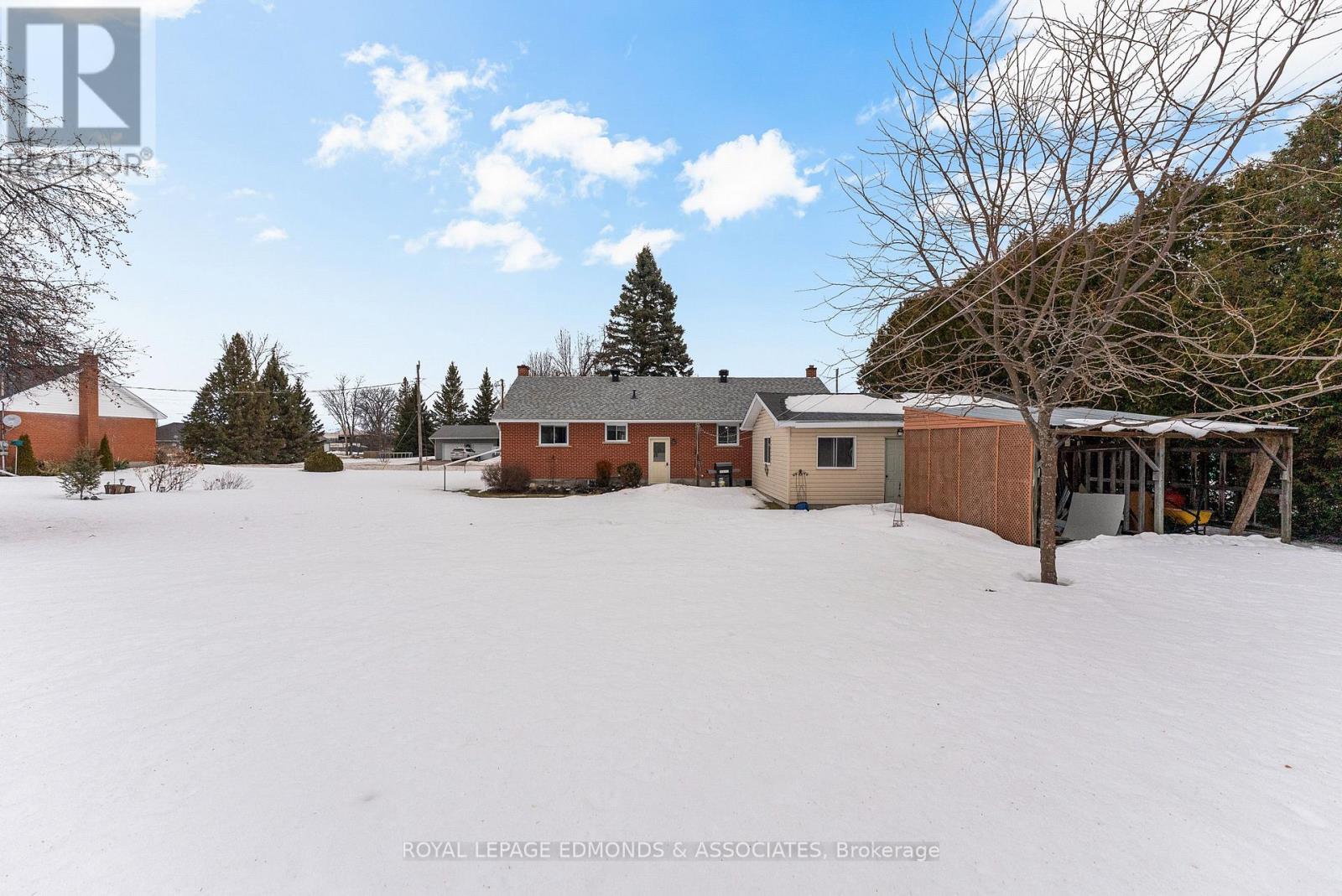 












94 OAK STREET W

,
Laurentian Valley,




Ontario
K8A7R3

