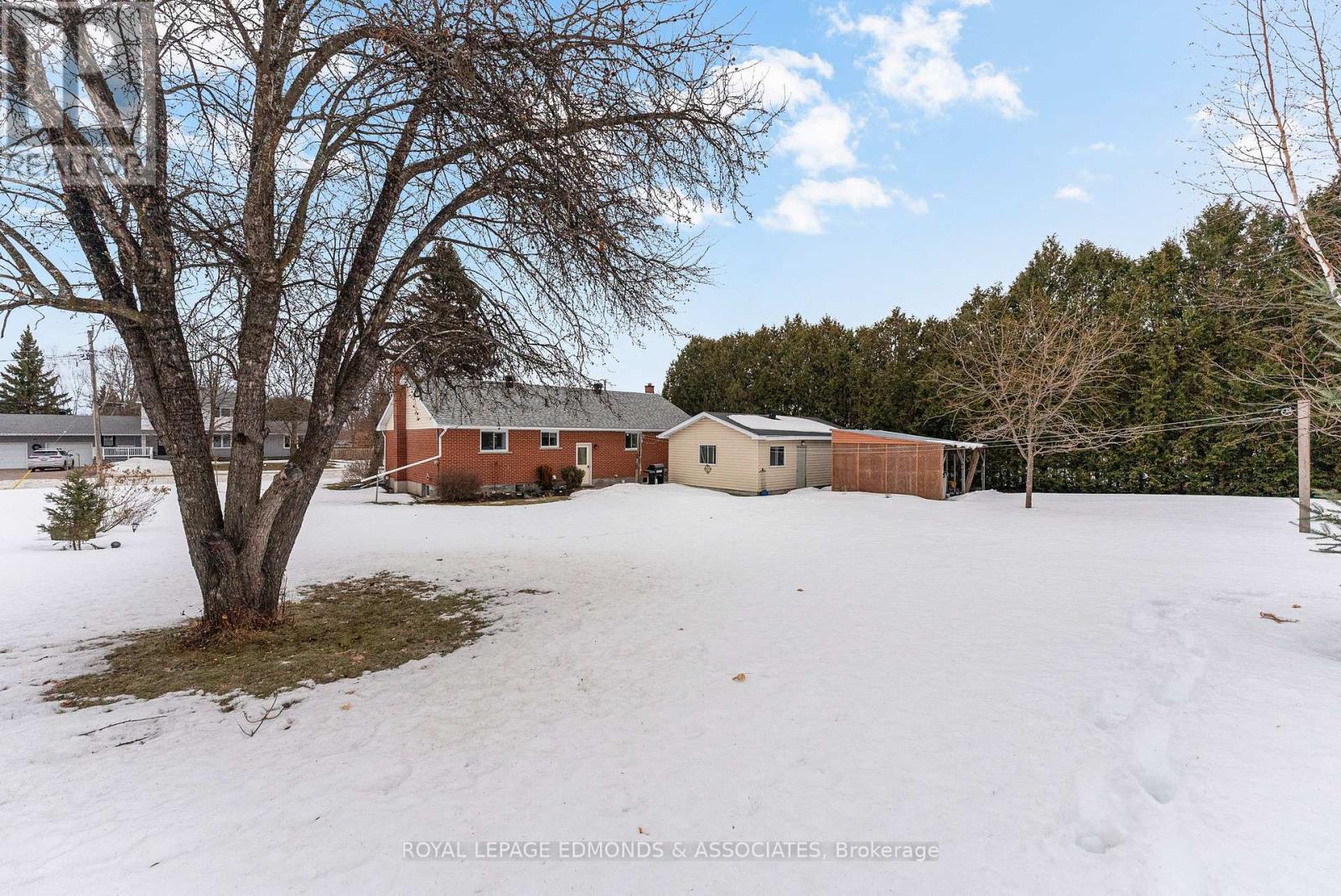 












94 OAK STREET W

,
Laurentian Valley,




Ontario
K8A7R3

