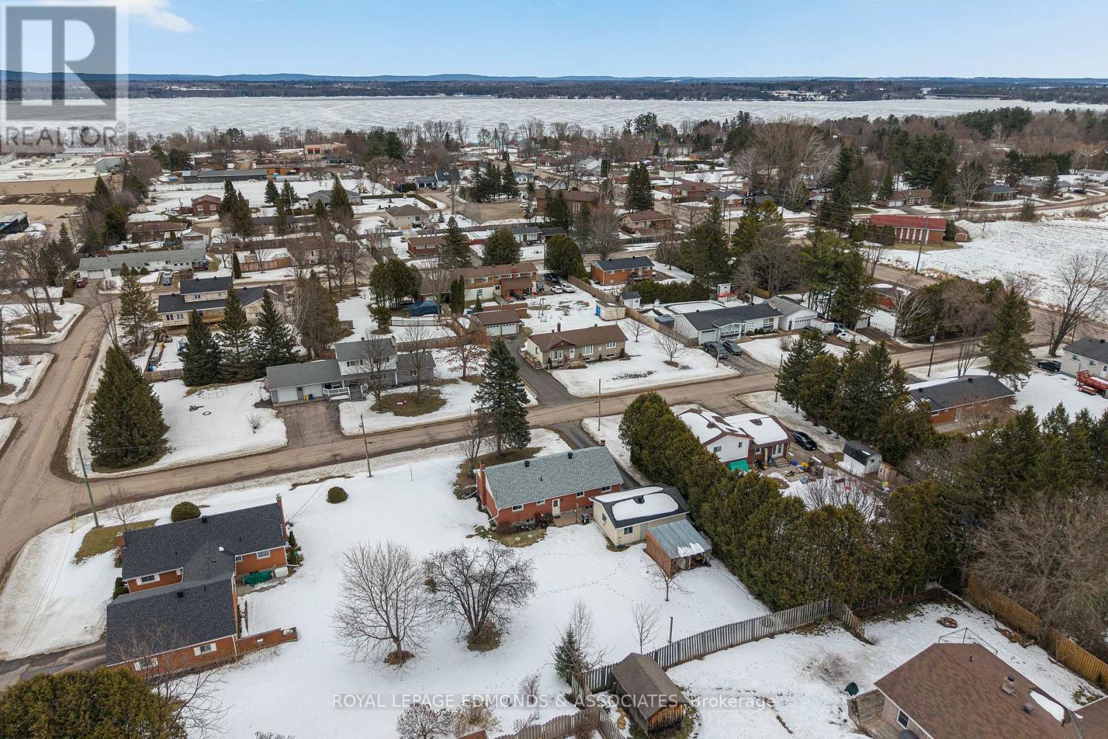 












94 OAK STREET W

,
Laurentian Valley,




Ontario
K8A7R3

