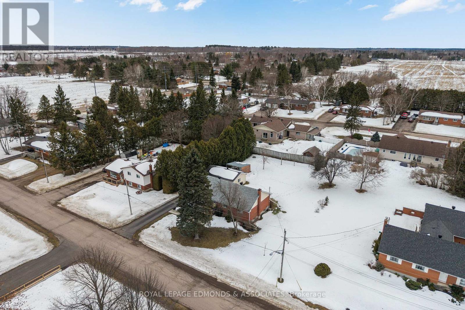 












94 OAK STREET W

,
Laurentian Valley,




Ontario
K8A7R3

