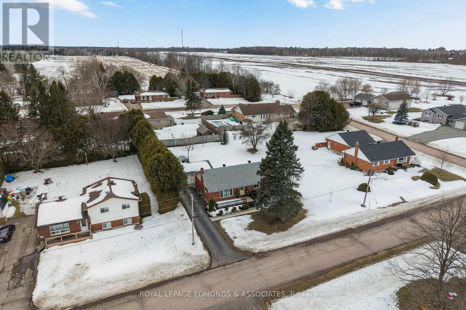 












94 OAK STREET W

,
Laurentian Valley,




Ontario
K8A7R3

