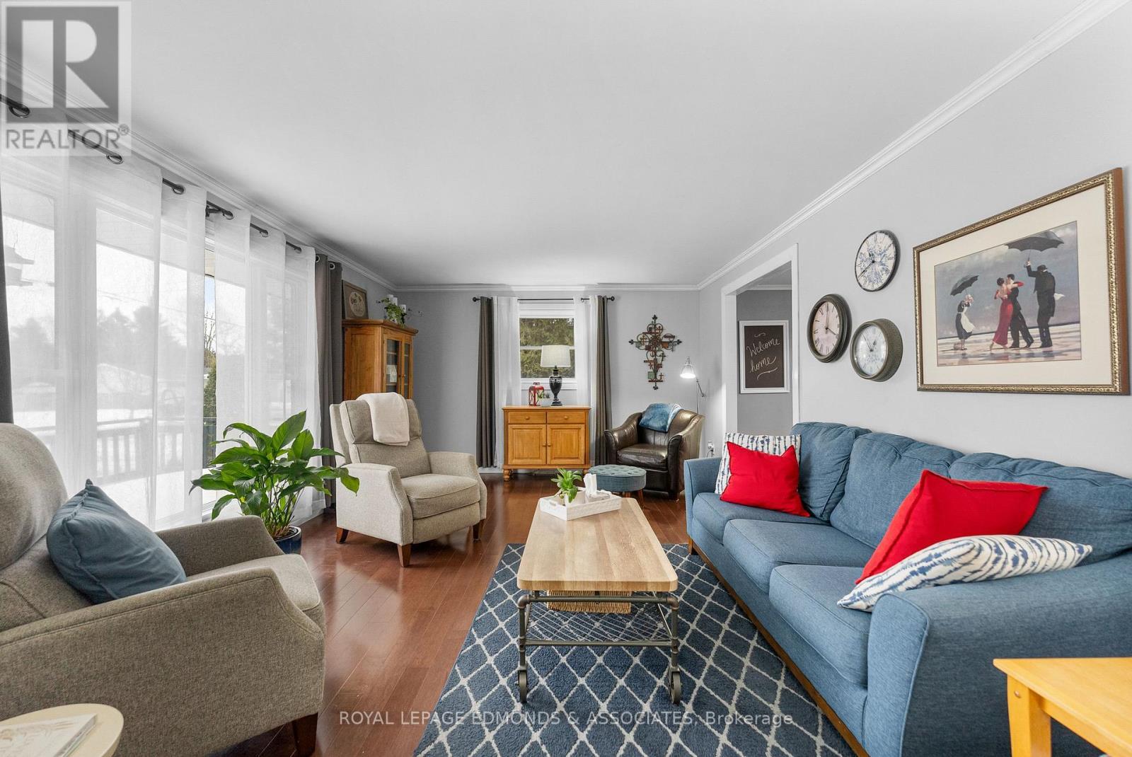 












94 OAK STREET W

,
Laurentian Valley,




Ontario
K8A7R3

