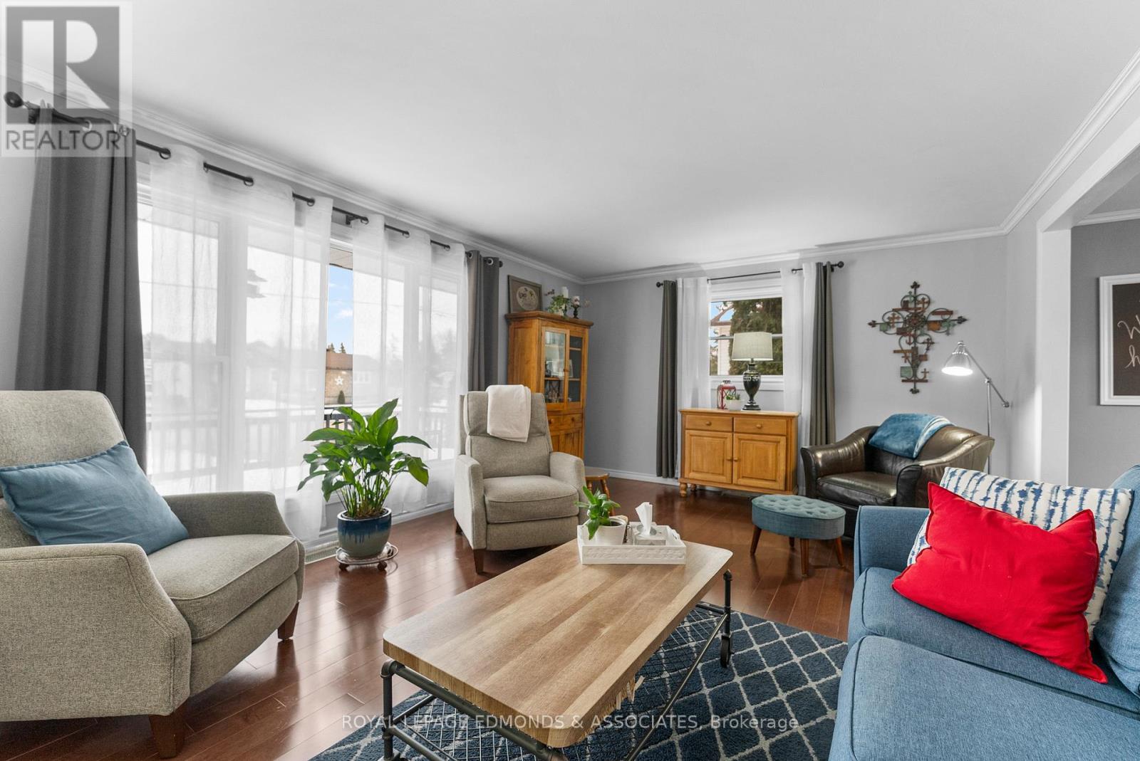 












94 OAK STREET W

,
Laurentian Valley,




Ontario
K8A7R3

