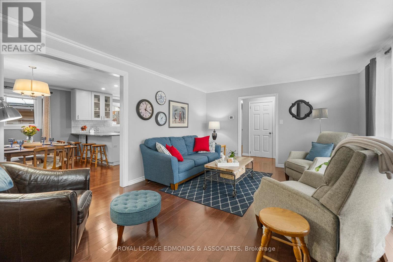 












94 OAK STREET W

,
Laurentian Valley,




Ontario
K8A7R3

