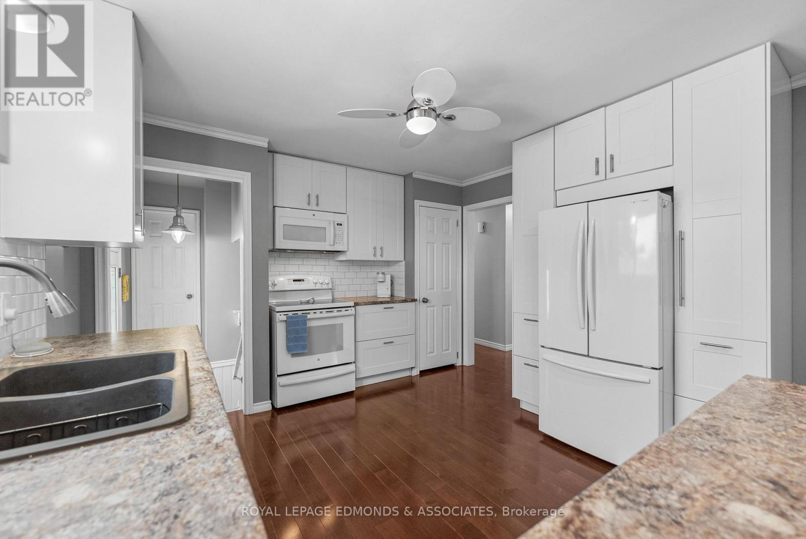 












94 OAK STREET W

,
Laurentian Valley,




Ontario
K8A7R3

