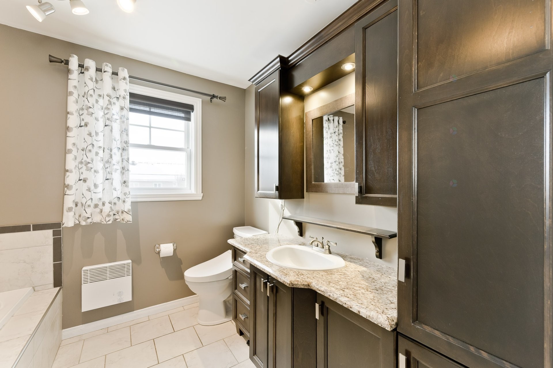 









297


Rue des Saphirs

,
Sherbrooke (Fleurimont),




QC
J1G5C5

