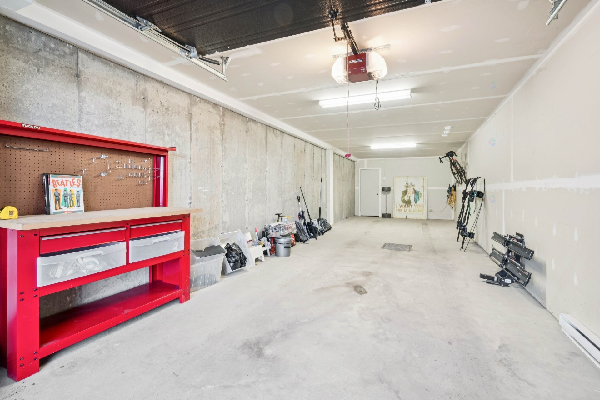 









393


Rue d'Ambre

,
Candiac,




QC
J5R0S5

