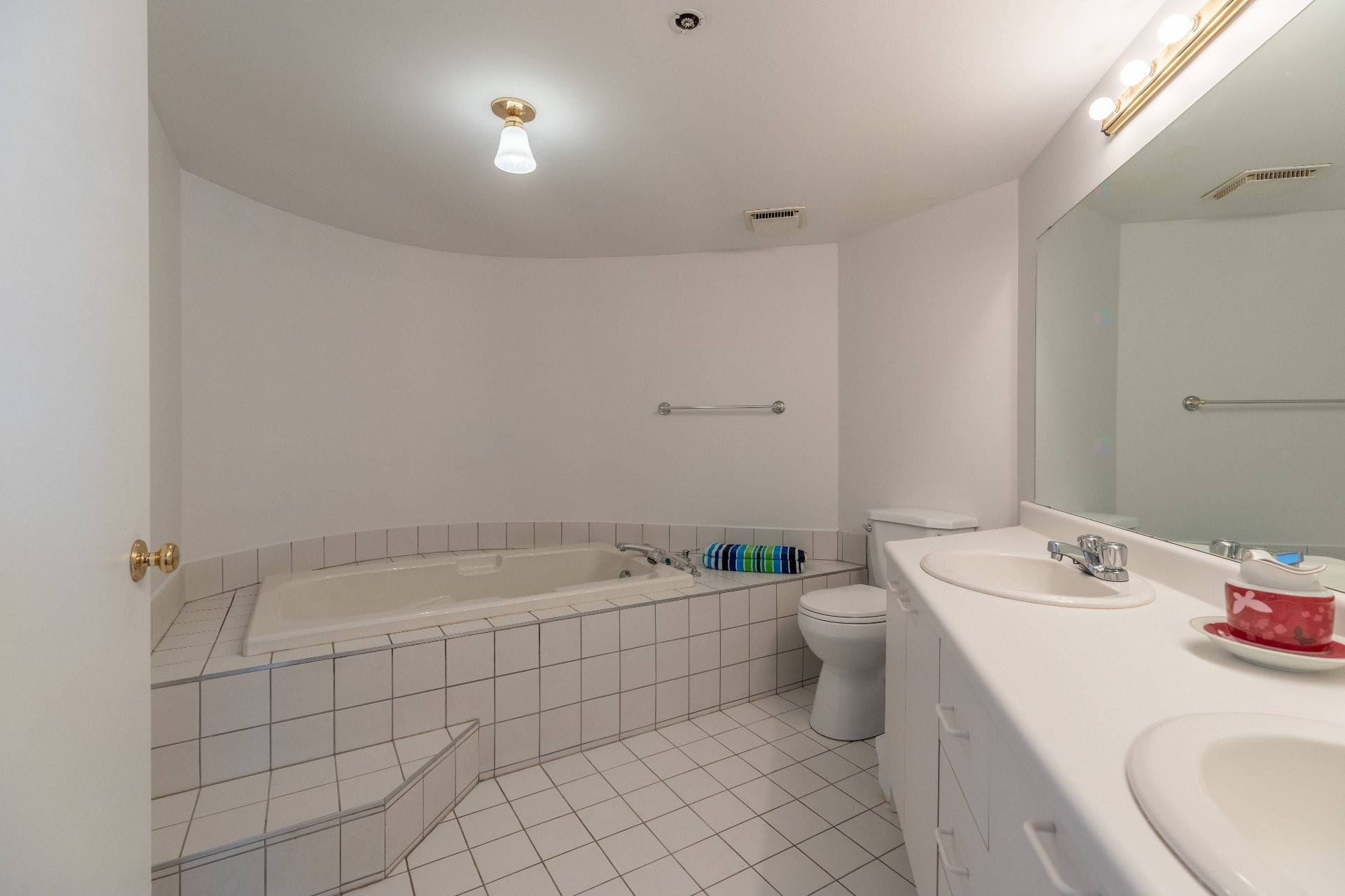 









8255


Boul. St-Laurent

, 204,
Brossard,




QC
J4X2A7

