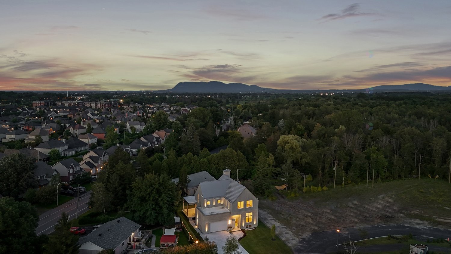 









4010


Rue de la Fougère

,
Saint-Bruno-de-Montarville,




QC
J3V4P6

