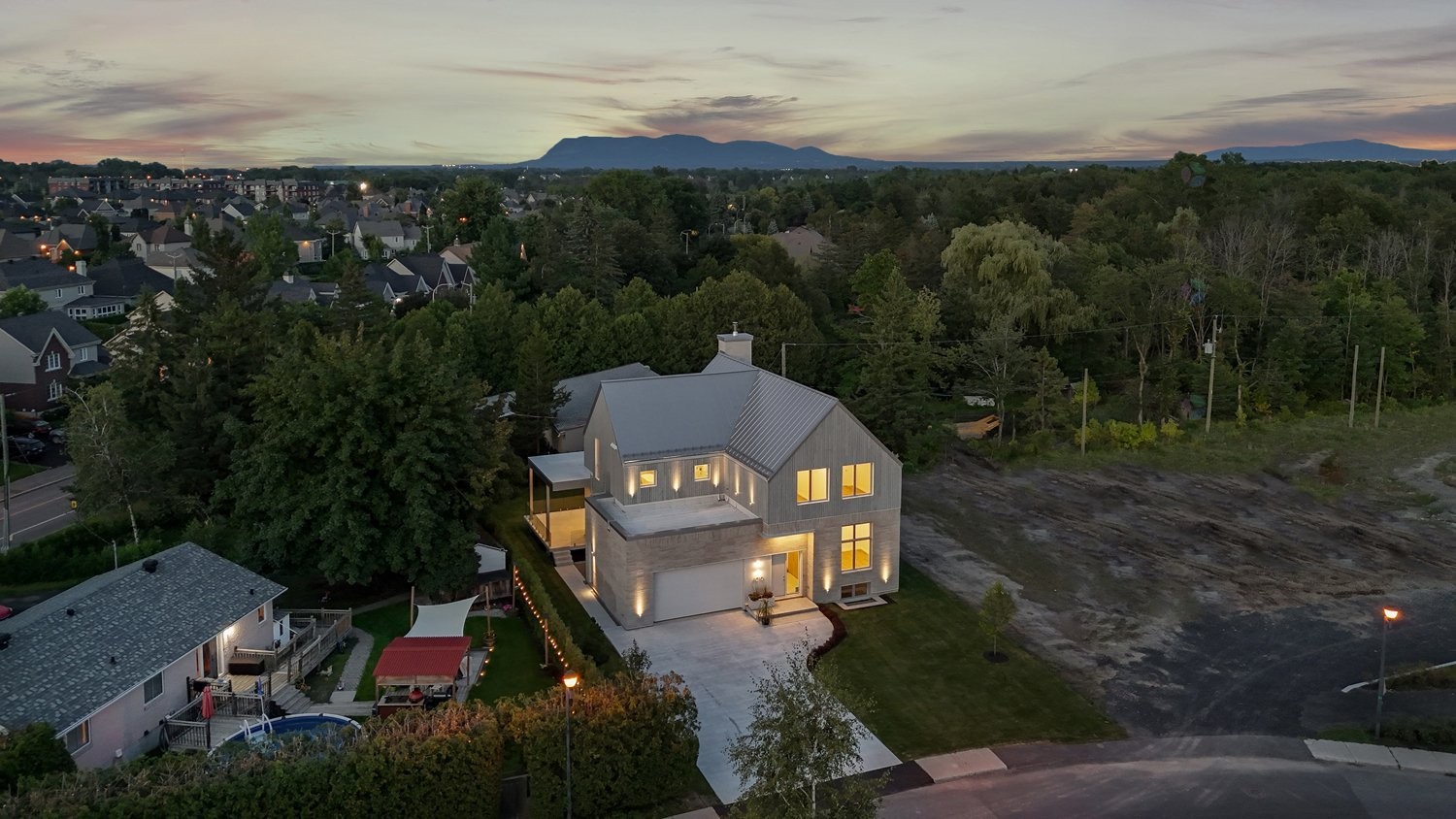 









4010


Rue de la Fougère

,
Saint-Bruno-de-Montarville,




QC
J3V4P6

