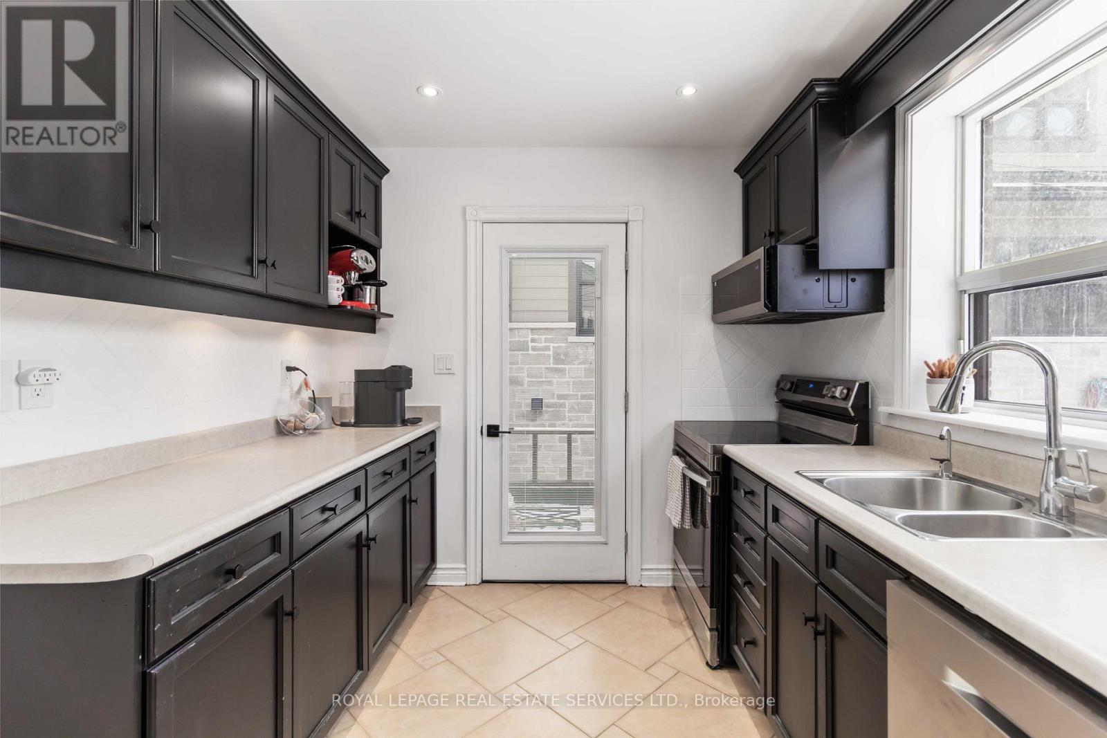 












MAIN - 2046 REDAN DRIVE

,
Mississauga,




Ontario
L4Y1N8

