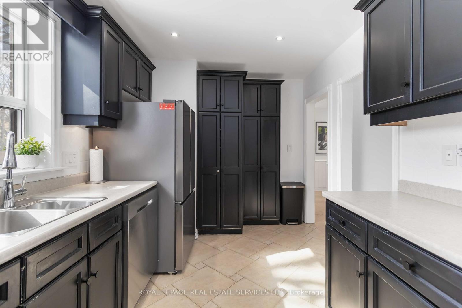 












MAIN - 2046 REDAN DRIVE

,
Mississauga,




Ontario
L4Y1N8

