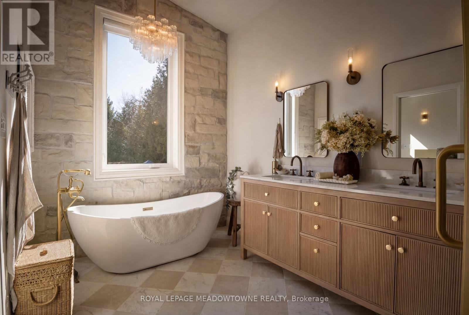 












1562 GORE ROAD

,
Puslinch,




Ontario
N0B2J0

