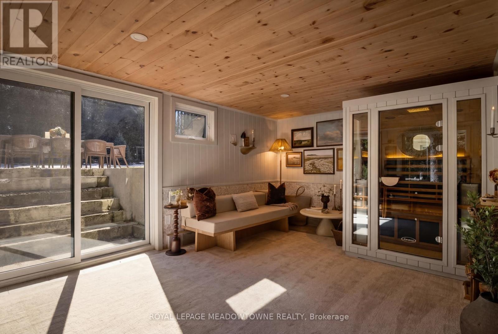 












1562 GORE ROAD

,
Puslinch,




Ontario
N0B2J0

