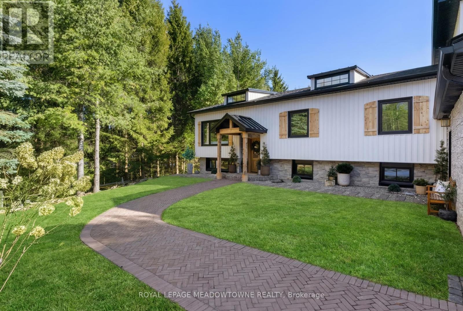 












1562 GORE ROAD

,
Puslinch,




Ontario
N0B2J0

