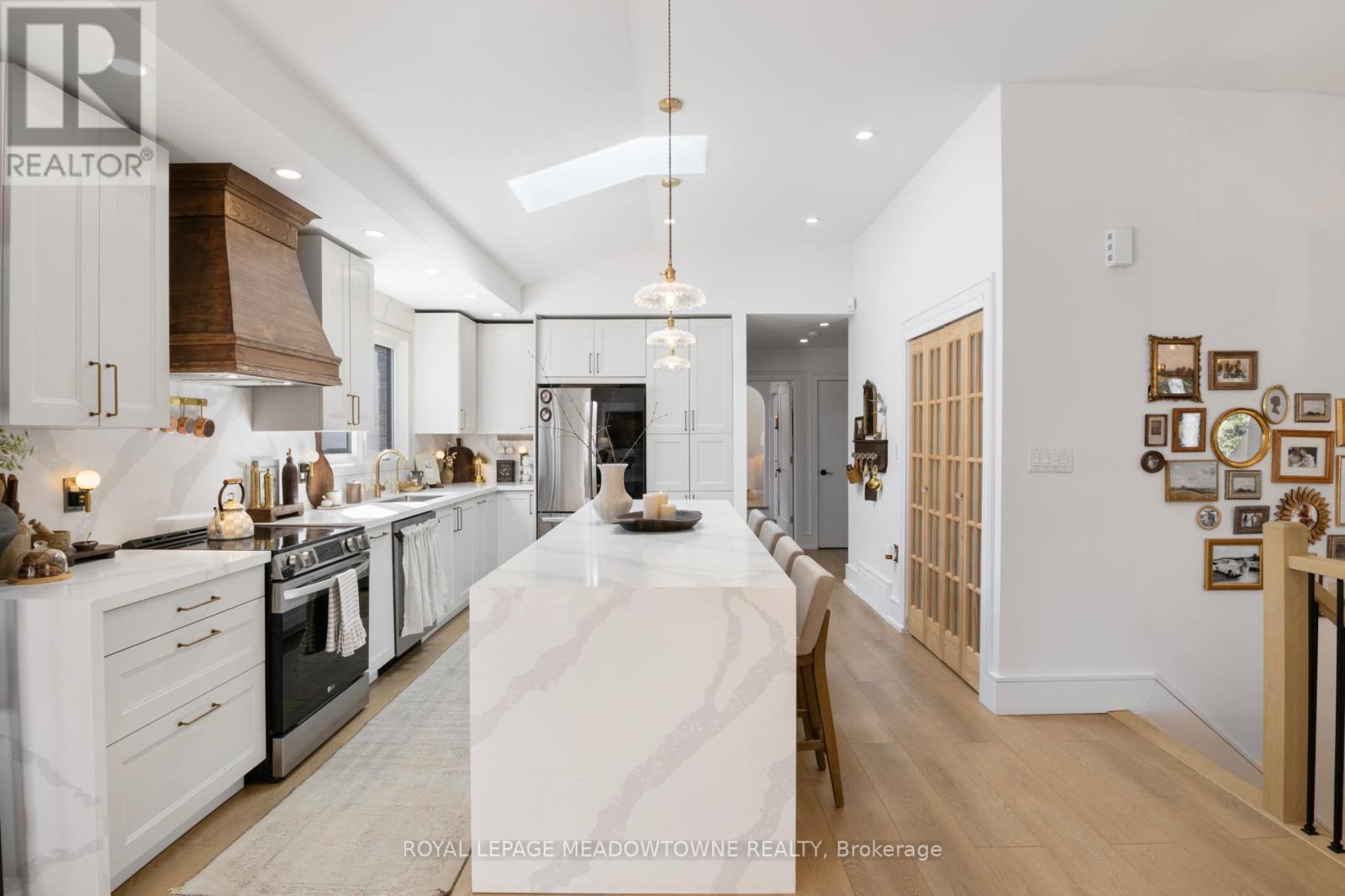 












1562 GORE ROAD

,
Puslinch,




Ontario
N0B2J0

