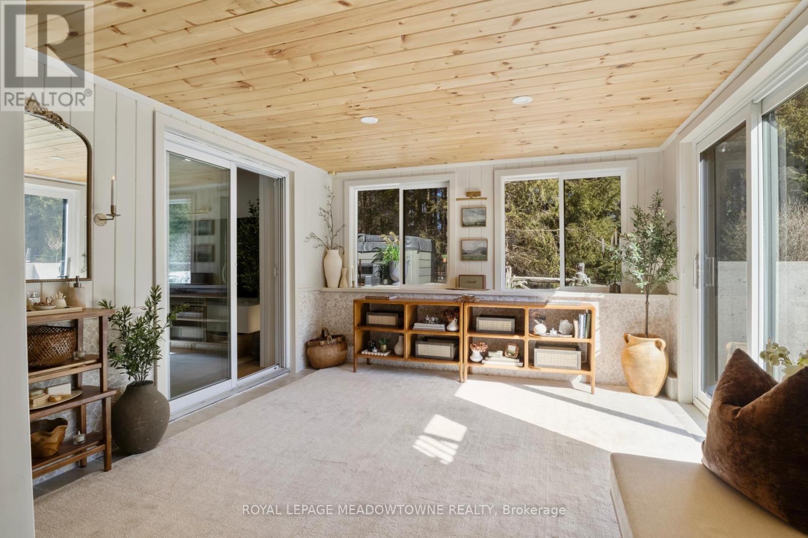 












1562 GORE ROAD

,
Puslinch,




Ontario
N0B2J0

