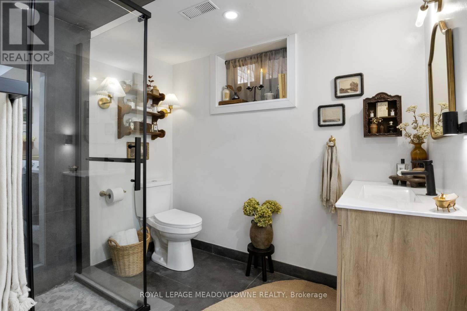 












1562 GORE ROAD

,
Puslinch,




Ontario
N0B2J0

