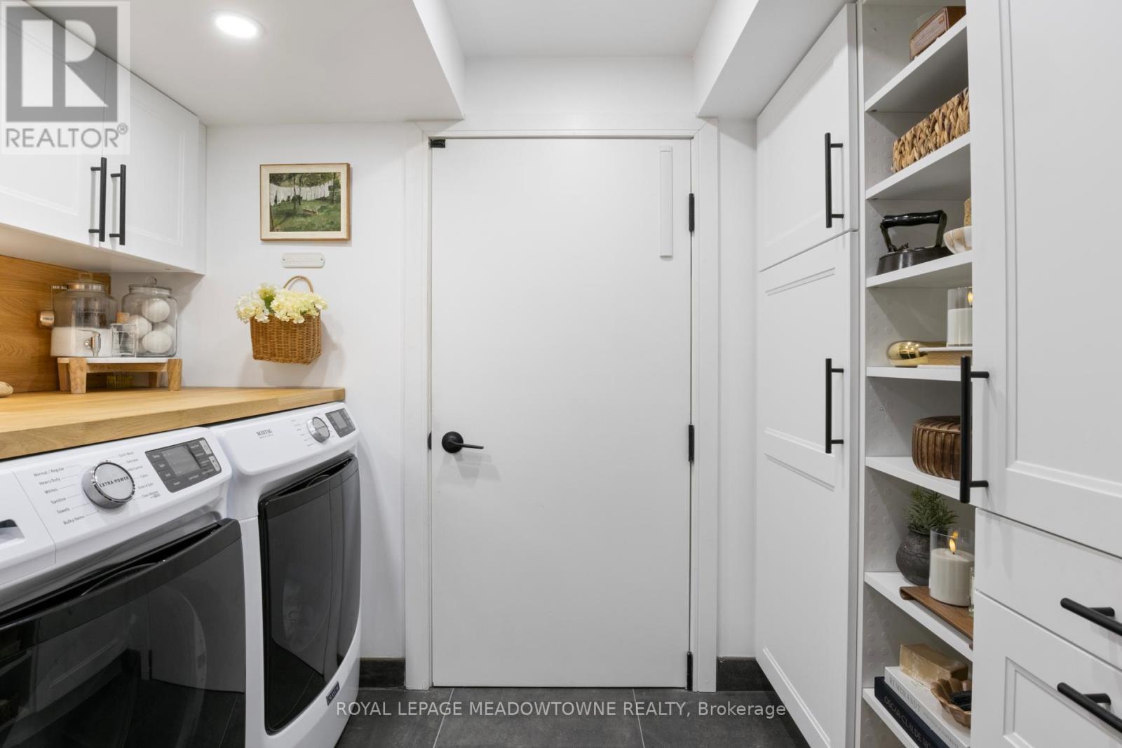 












1562 GORE ROAD

,
Puslinch,




Ontario
N0B2J0

