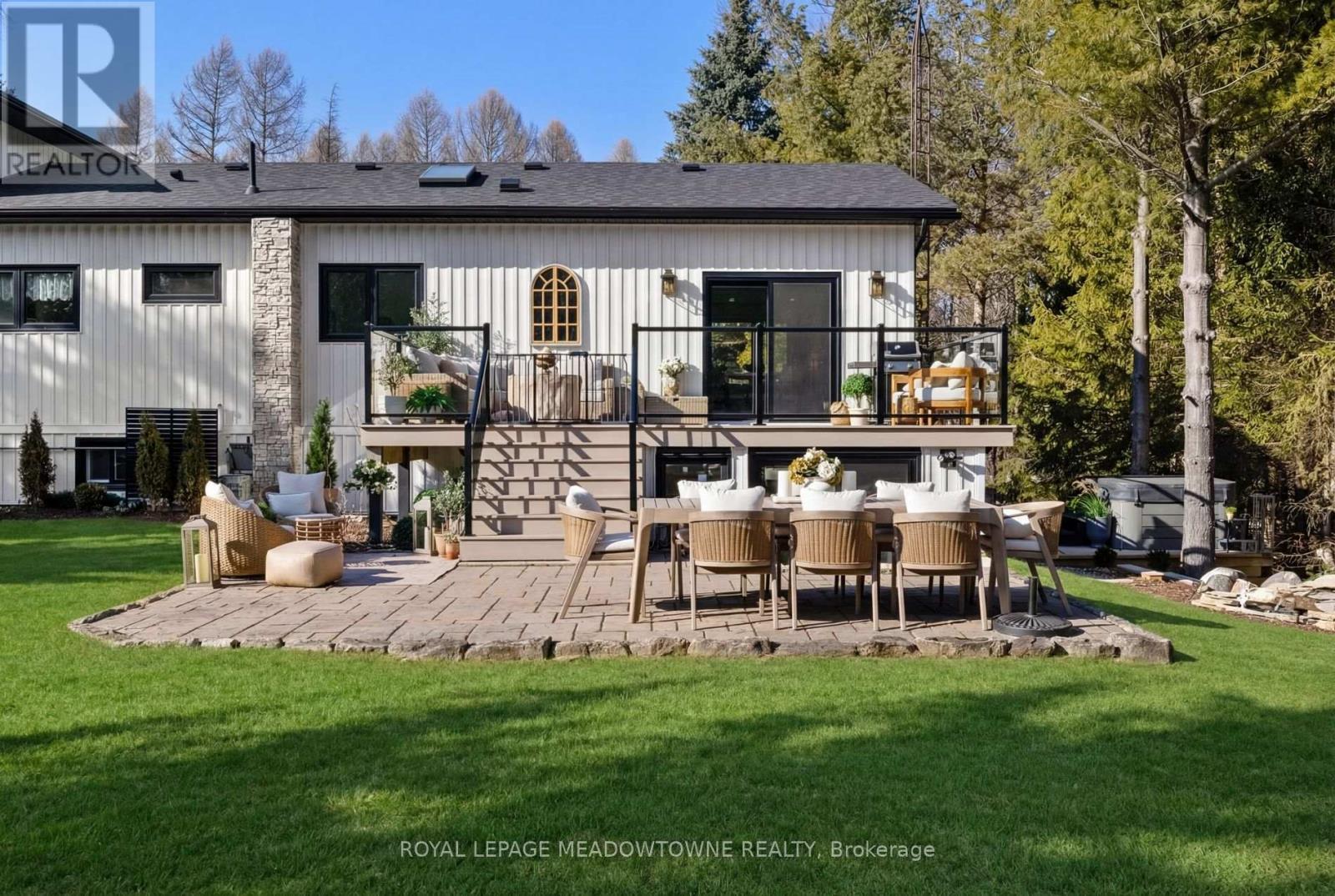 












1562 GORE ROAD

,
Puslinch,




Ontario
N0B2J0

