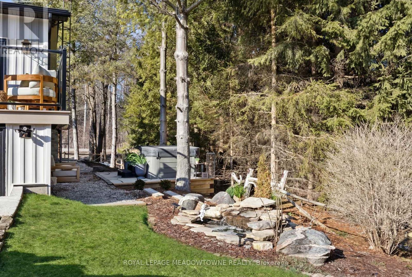 












1562 GORE ROAD

,
Puslinch,




Ontario
N0B2J0

