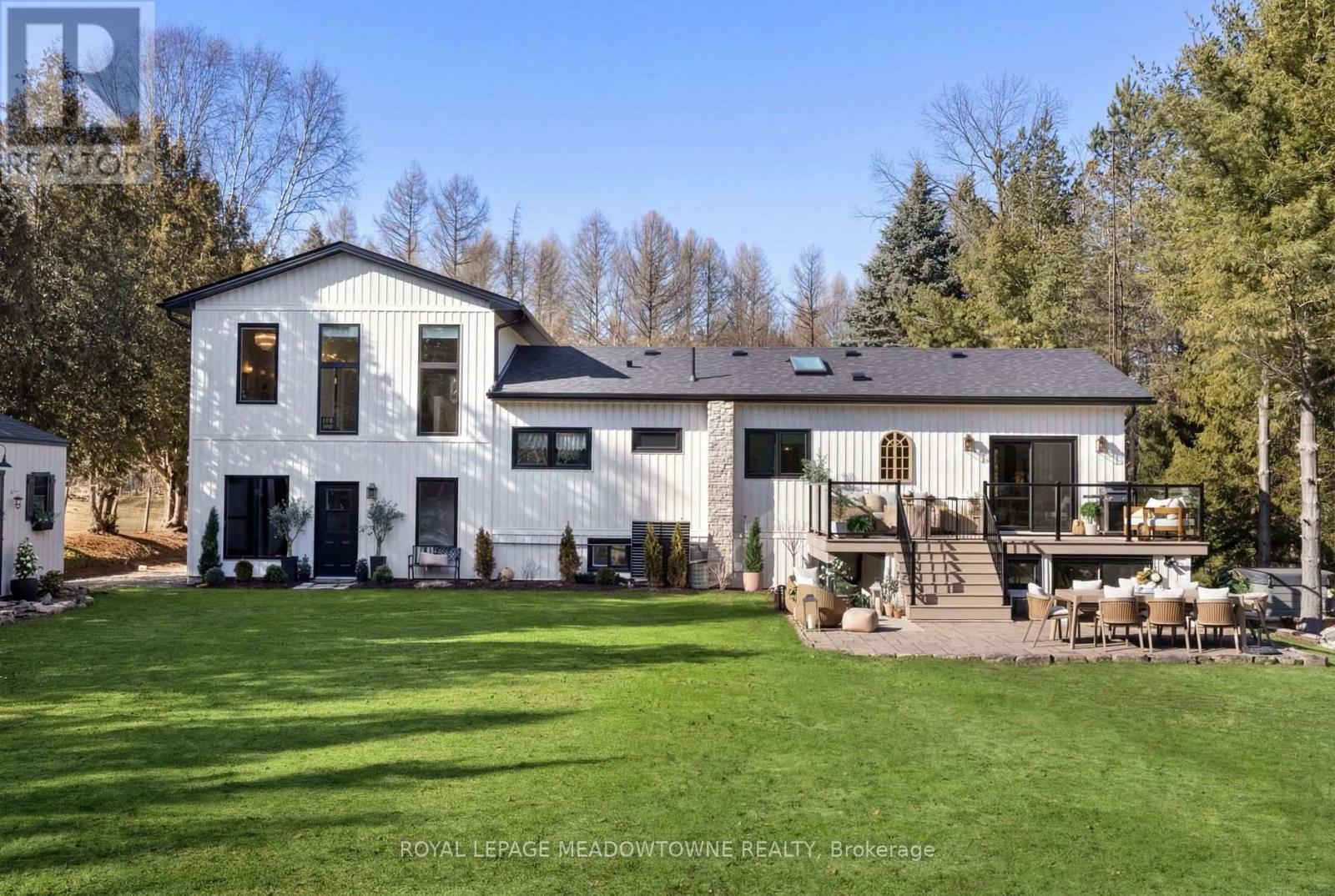 












1562 GORE ROAD

,
Puslinch,




Ontario
N0B2J0

