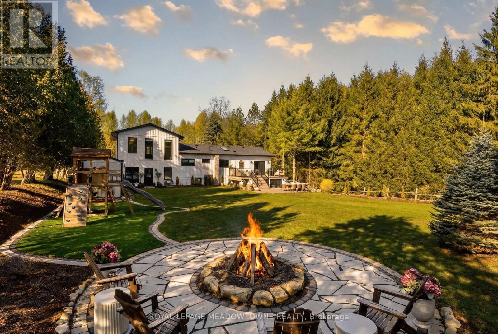 












1562 GORE ROAD

,
Puslinch,




Ontario
N0B2J0

