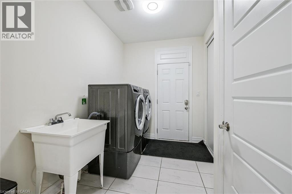 












228 RIDGE Road

,
Cambridge,




Ontario
N2E0C2

