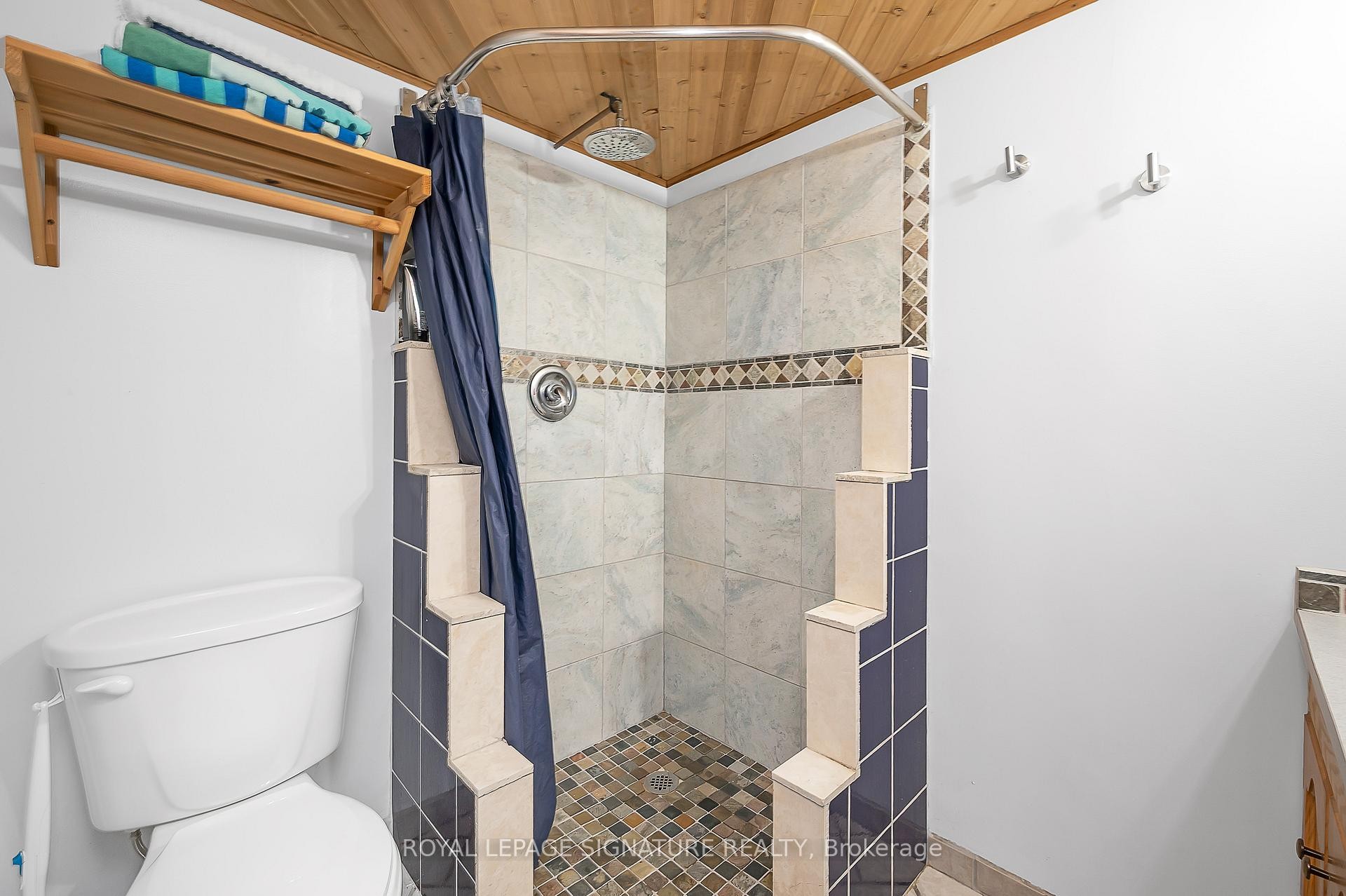 









43


Lake

Avenue North,
Hamilton,




ON
L8E 1L2

