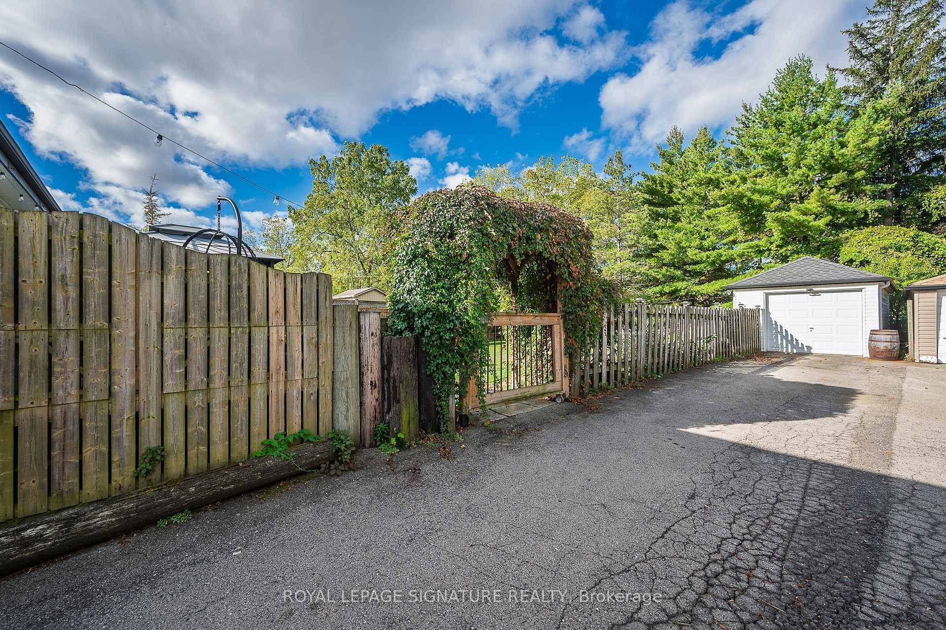 









43


Lake

Avenue North,
Hamilton,




ON
L8E 1L2

