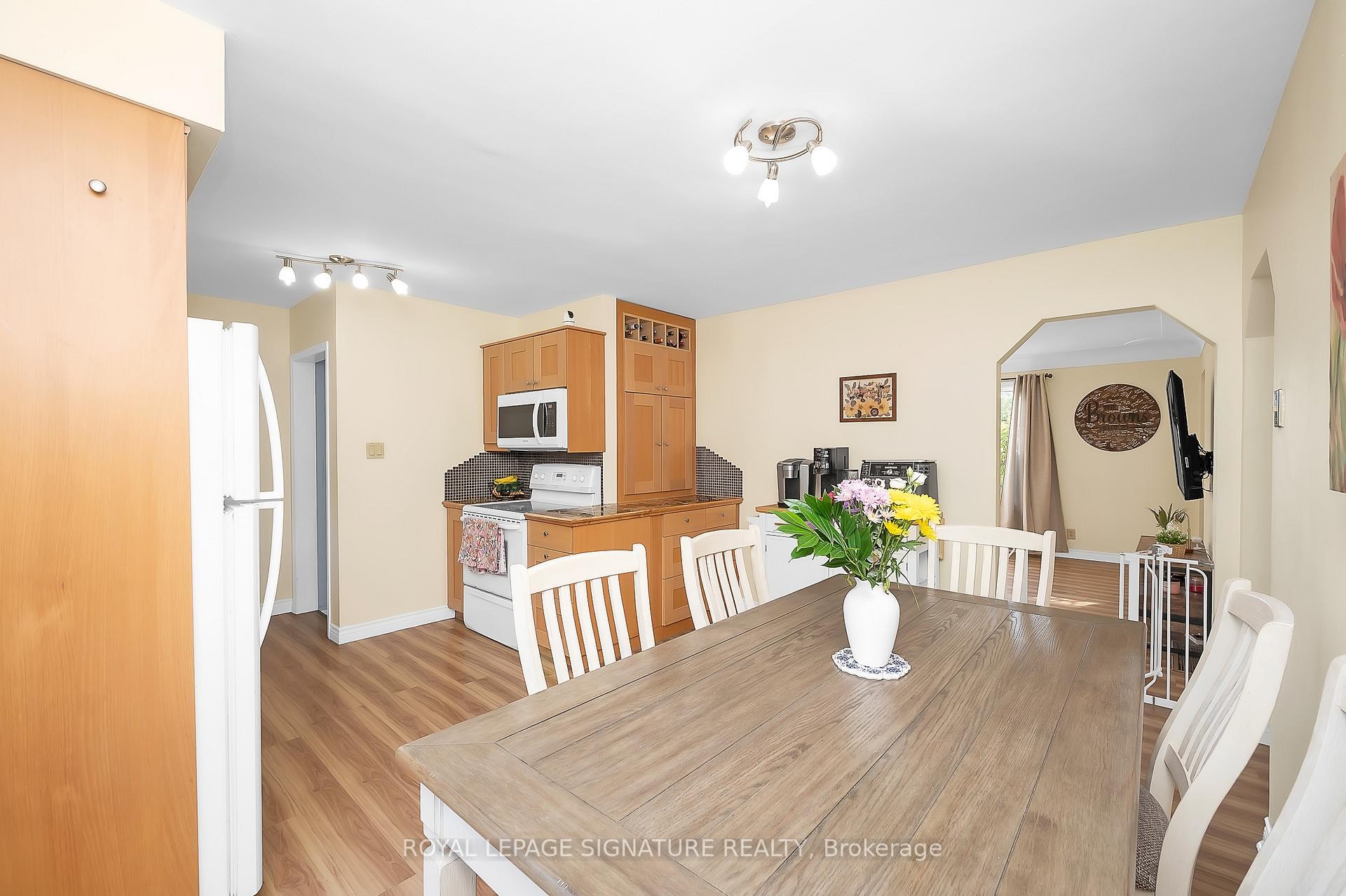 









43


Lake

Avenue North,
Hamilton,




ON
L8E 1L2

