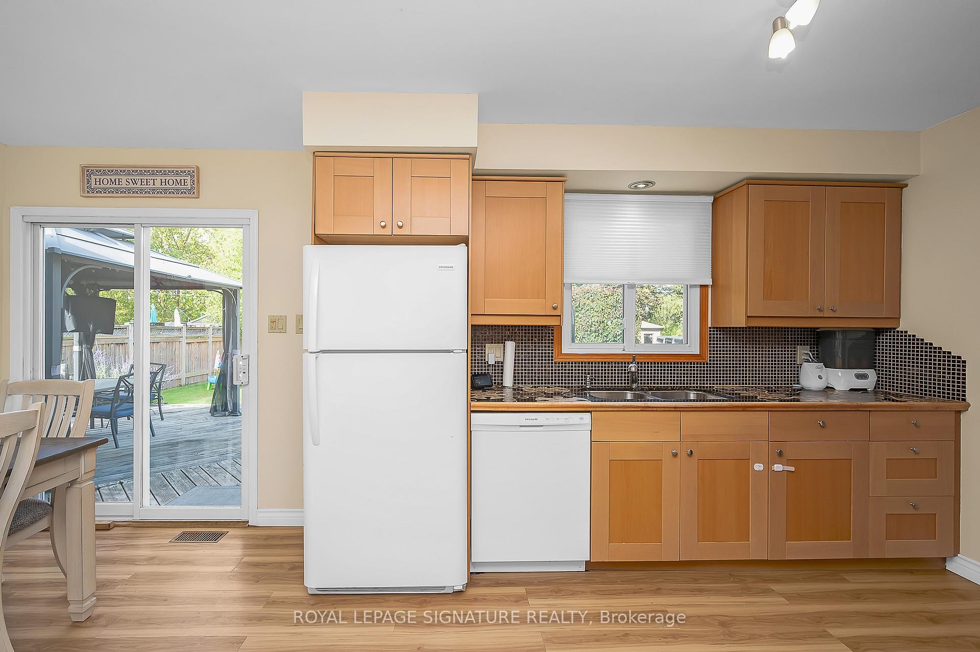 









43


Lake

Avenue North,
Hamilton,




ON
L8E 1L2

