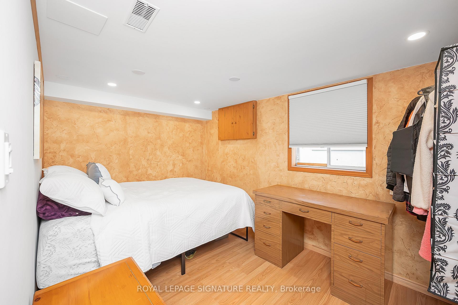 









43


Lake

Avenue North,
Hamilton,




ON
L8E 1L2

