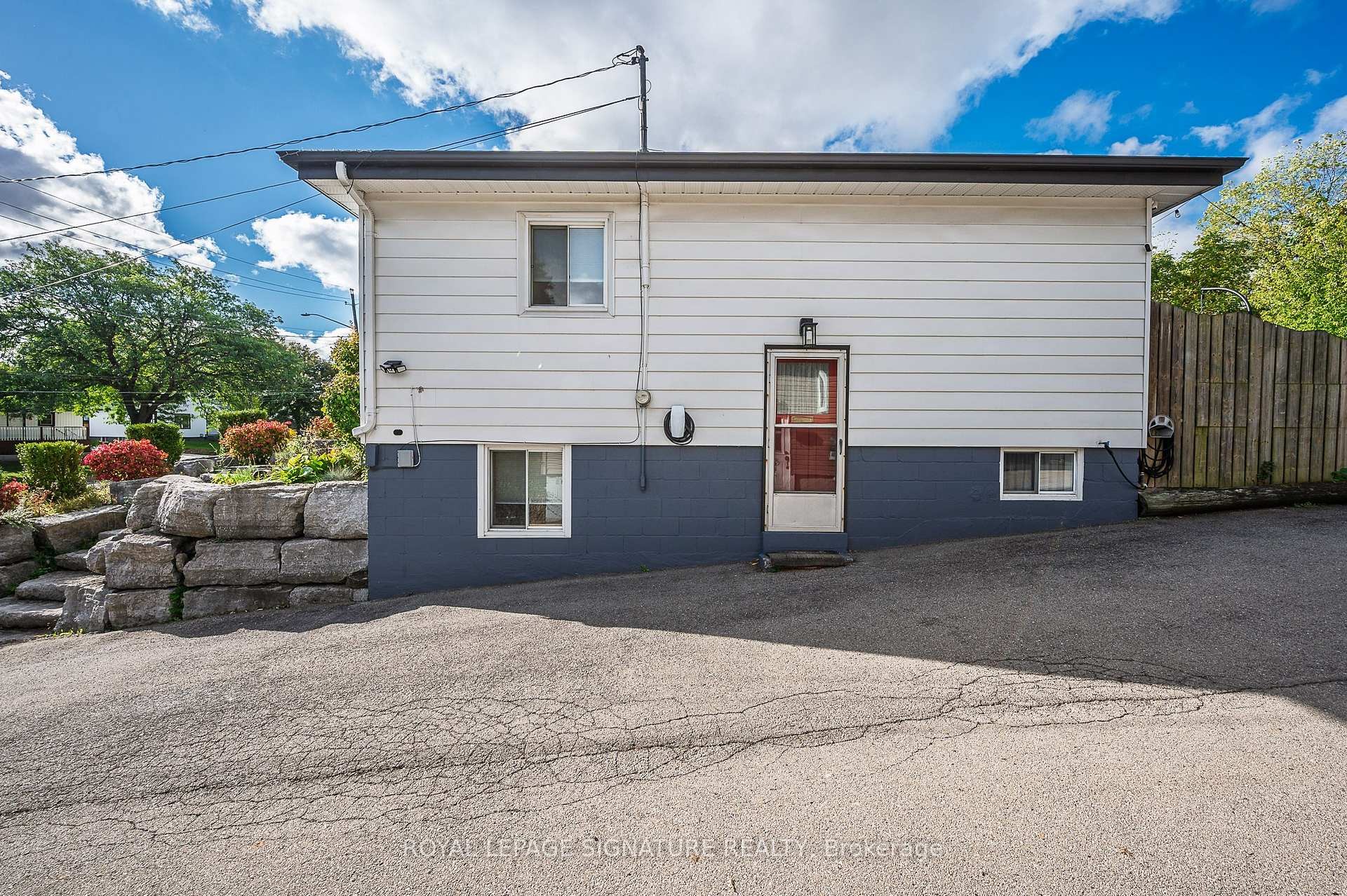 









43


Lake

Avenue North,
Hamilton,




ON
L8E 1L2

