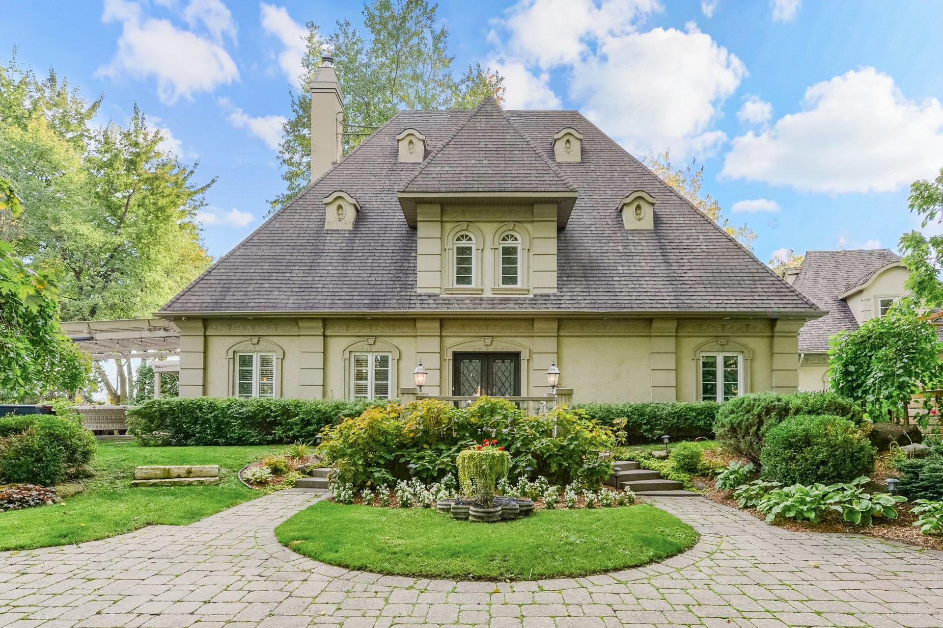 









729


Boul. Union

,
Laval (Sainte-Dorothée),




QC
H7X1X7

