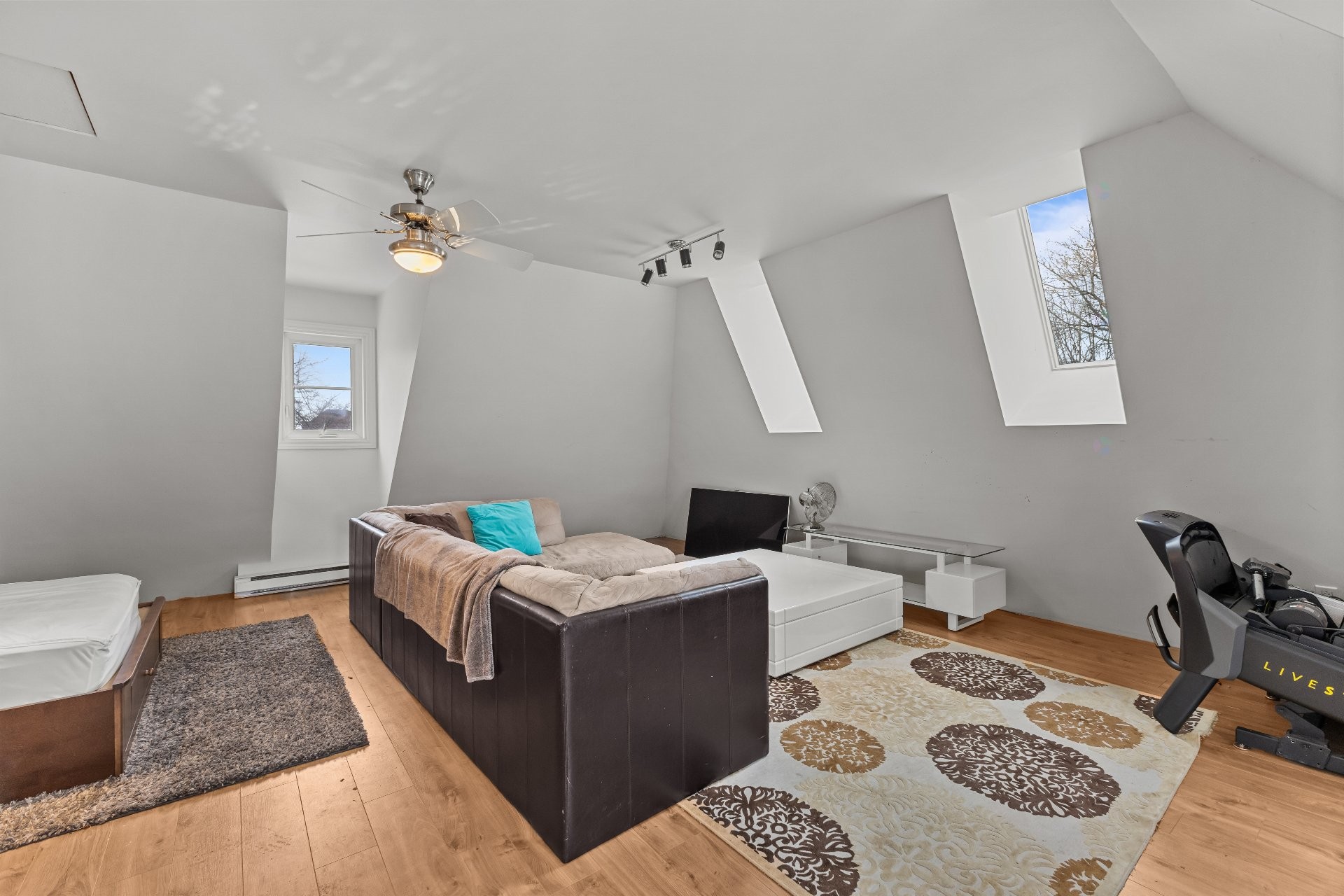 









729


Boul. Union

,
Laval (Sainte-Dorothée),




QC
H7X1X7

