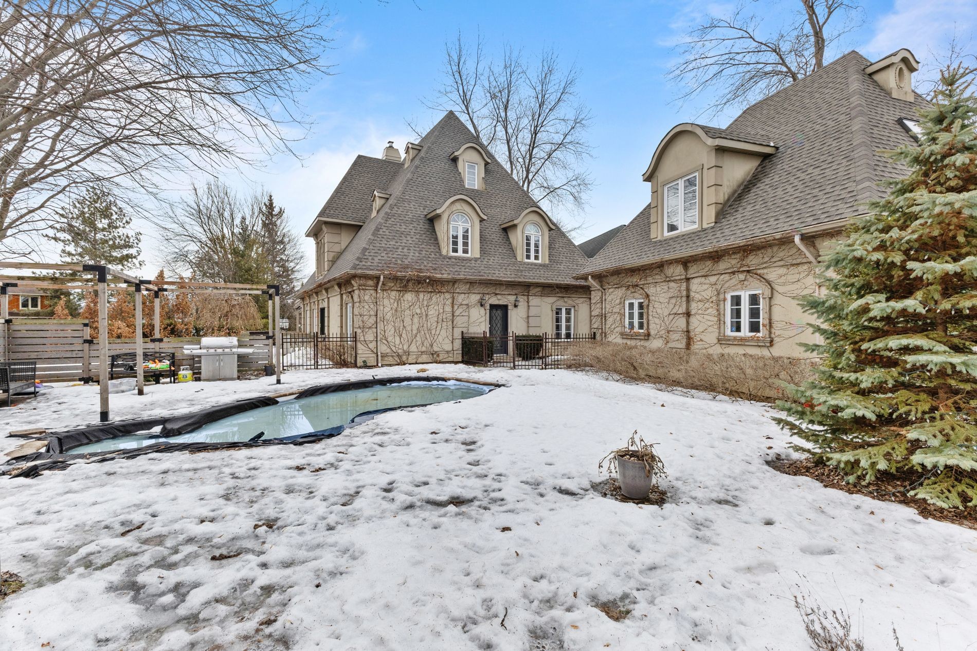 









729


Boul. Union

,
Laval (Sainte-Dorothée),




QC
H7X1X7

