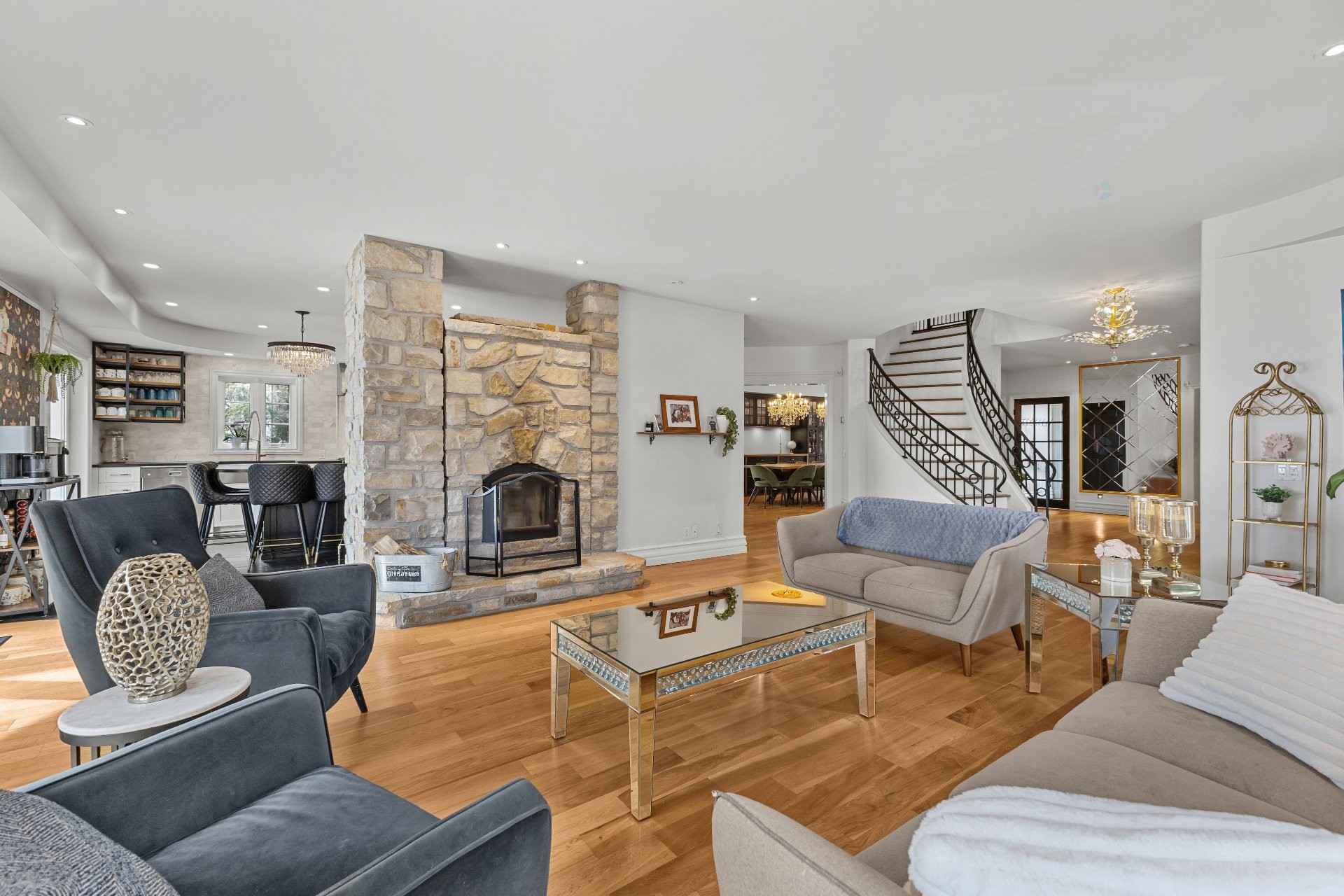 









729


Boul. Union

,
Laval (Sainte-Dorothée),




QC
H7X1X7

