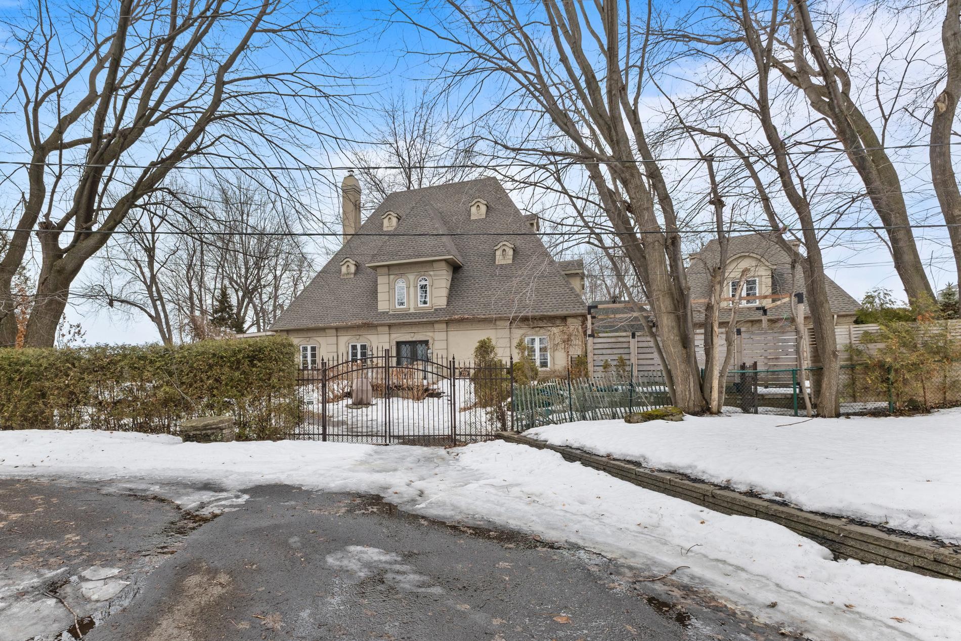 









729


Boul. Union

,
Laval (Sainte-Dorothée),




QC
H7X1X7

