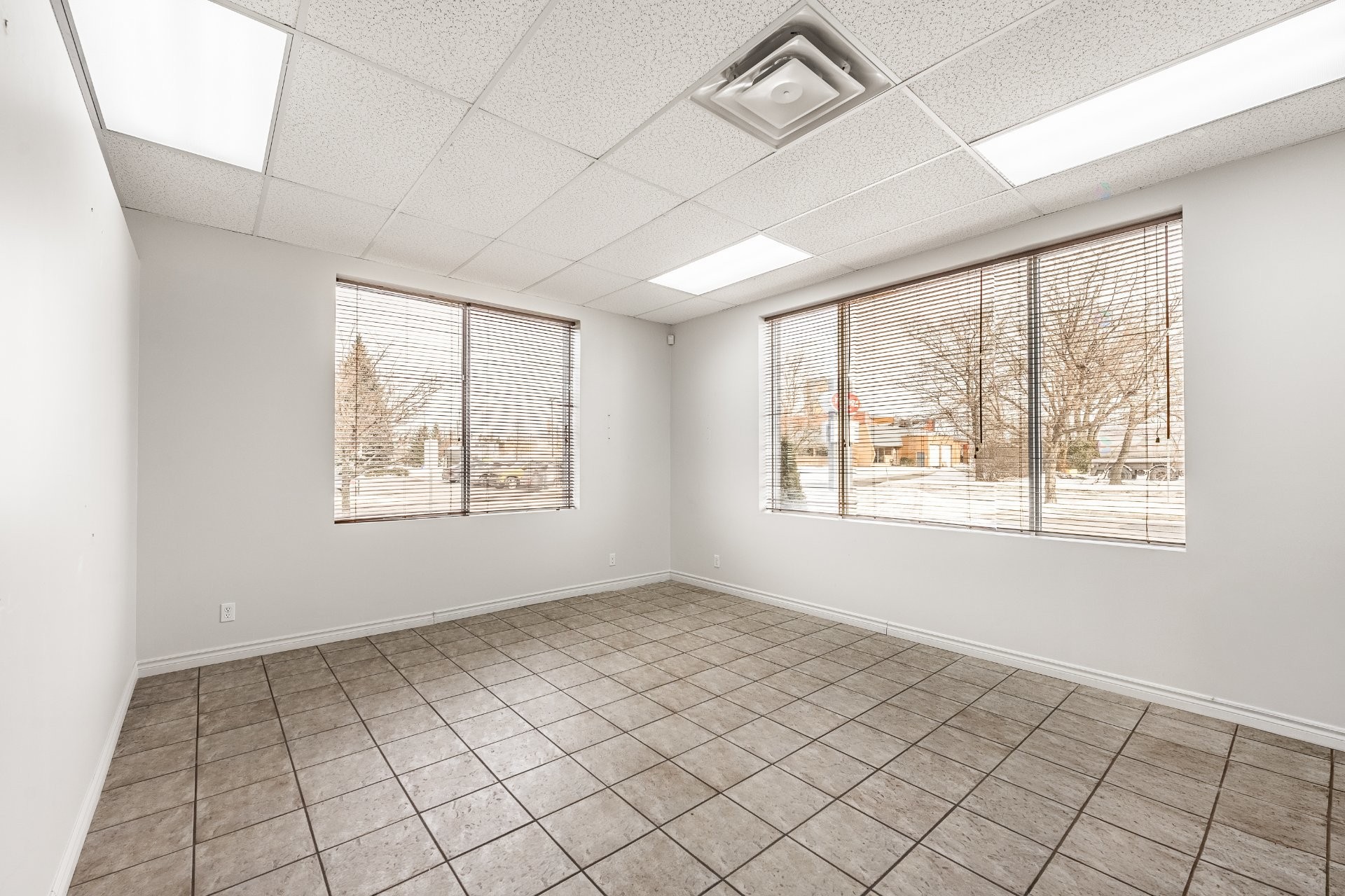 









2041A


Rue Léonard-De Vinci

,
Sainte-Julie,




QC
J3E1Z2

