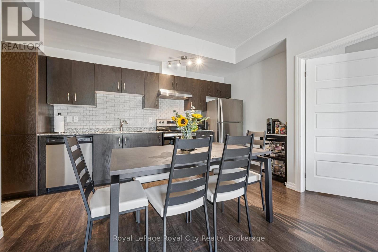 












121 - 35 KINGSBURY SQUARE

,
Guelph (Pineridge/Westminster Woods),




Ontario
N1L0J4

