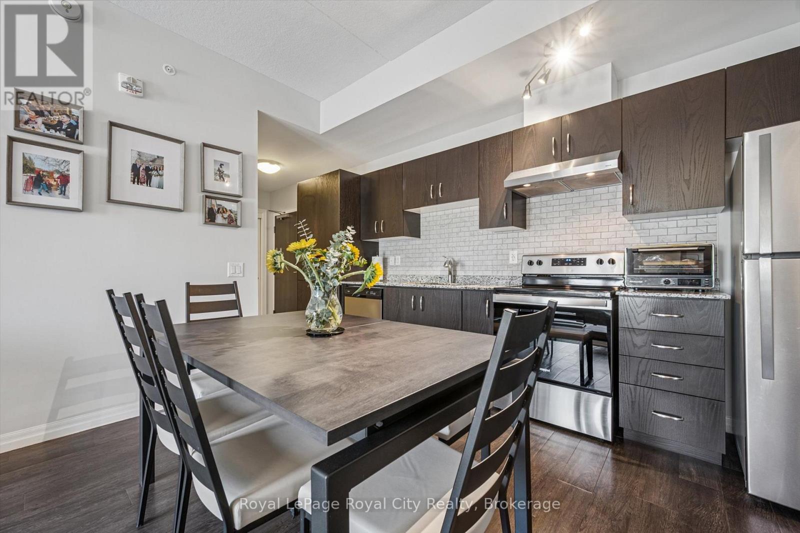 












121 - 35 KINGSBURY SQUARE

,
Guelph (Pineridge/Westminster Woods),




Ontario
N1L0J4

