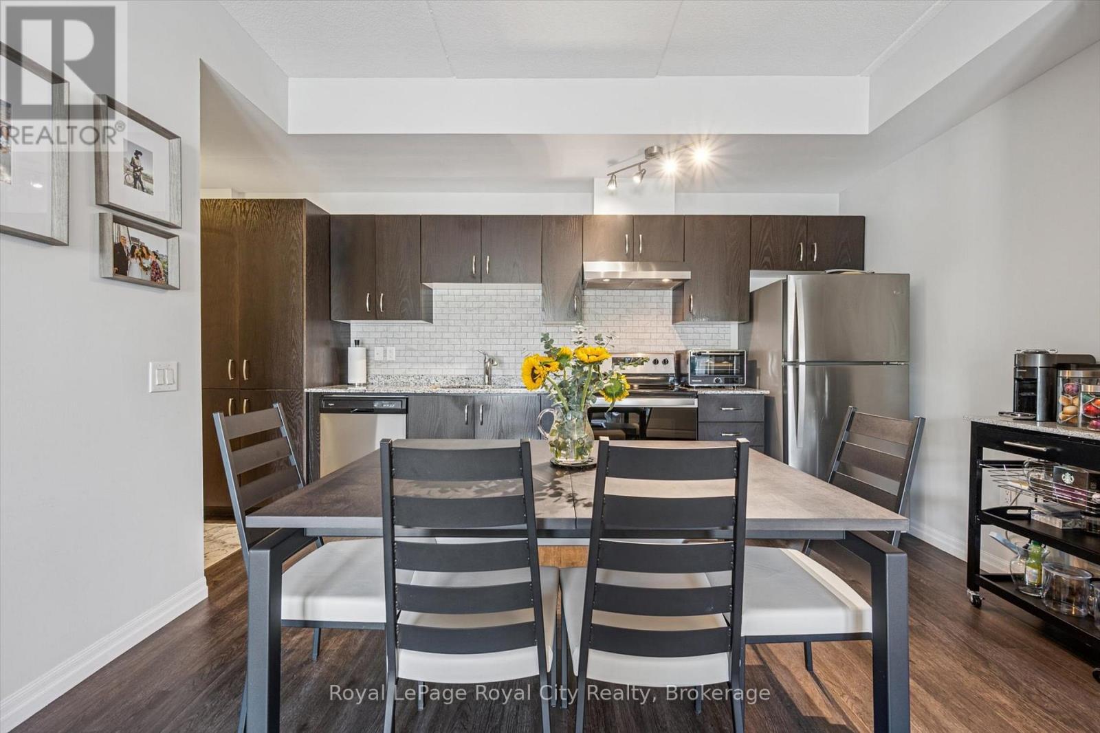 












121 - 35 KINGSBURY SQUARE

,
Guelph (Pineridge/Westminster Woods),




Ontario
N1L0J4

