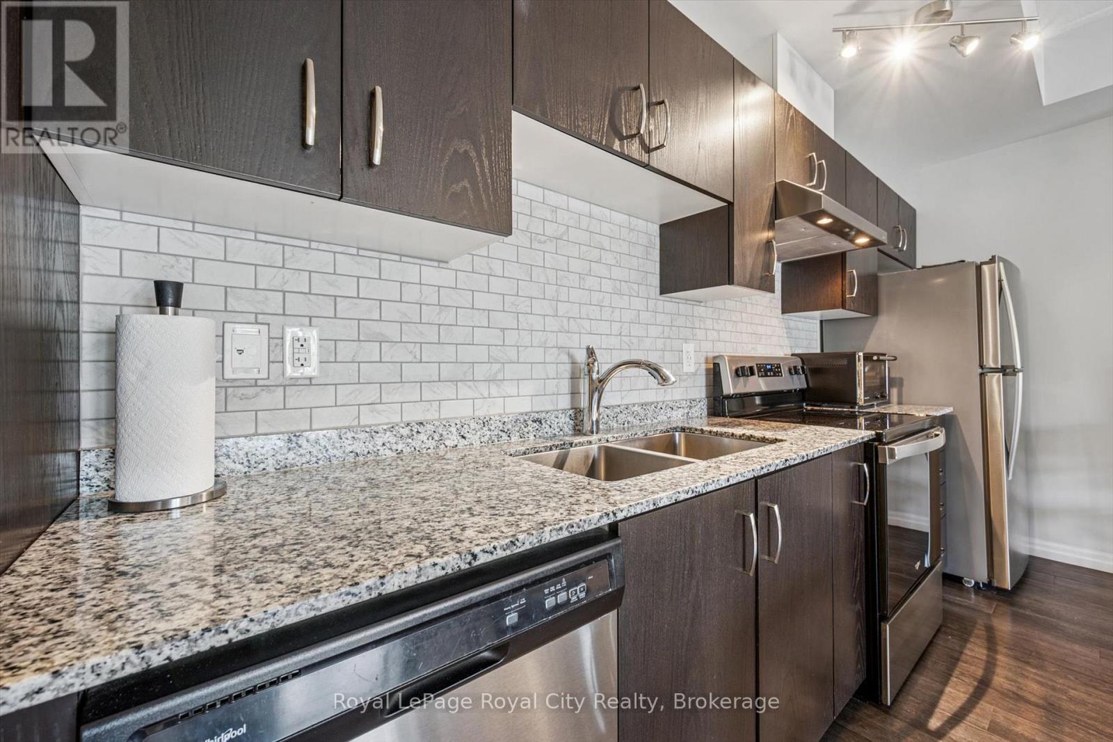 












121 - 35 KINGSBURY SQUARE

,
Guelph (Pineridge/Westminster Woods),




Ontario
N1L0J4

