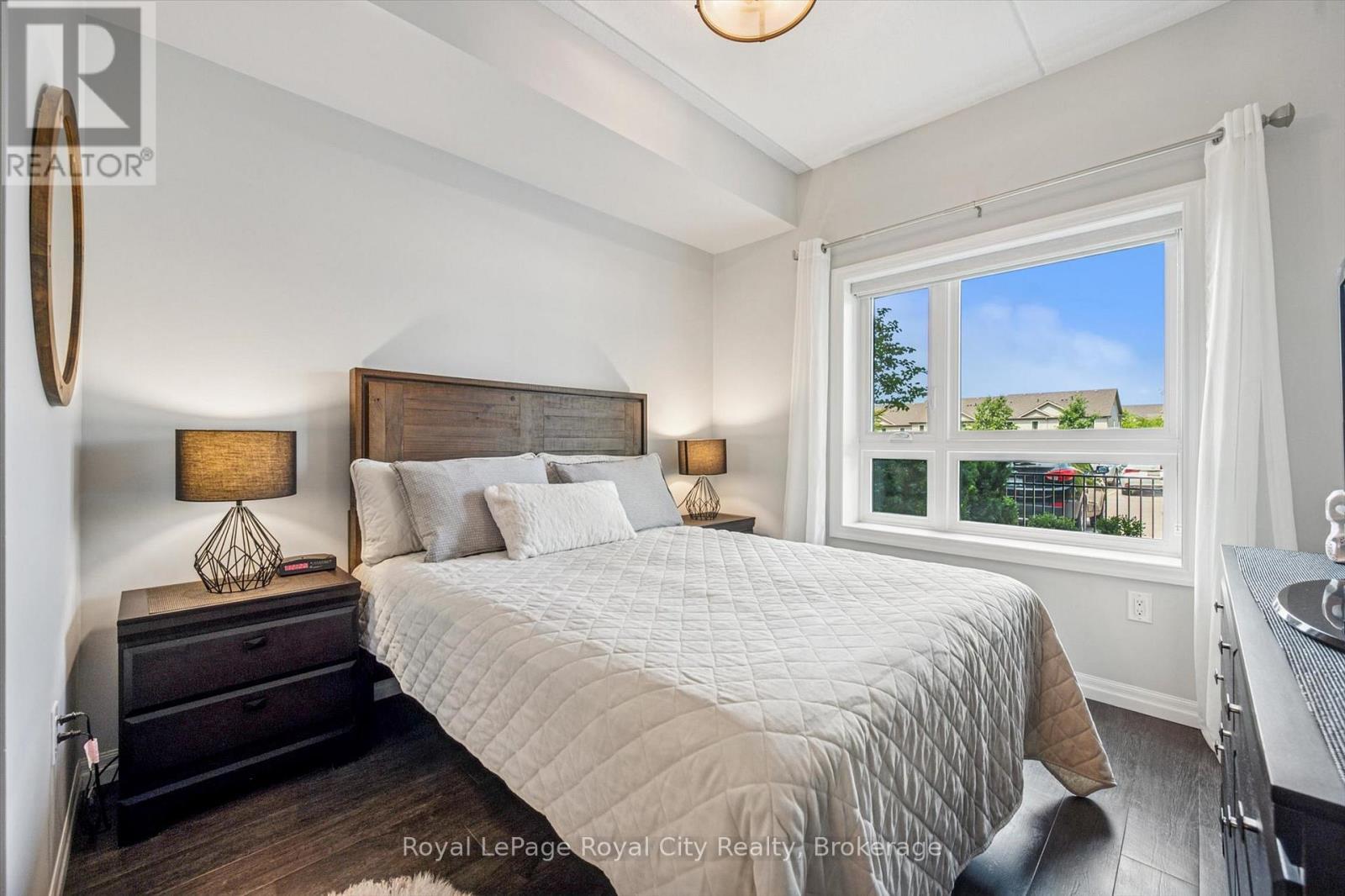 












121 - 35 KINGSBURY SQUARE

,
Guelph (Pineridge/Westminster Woods),




Ontario
N1L0J4

