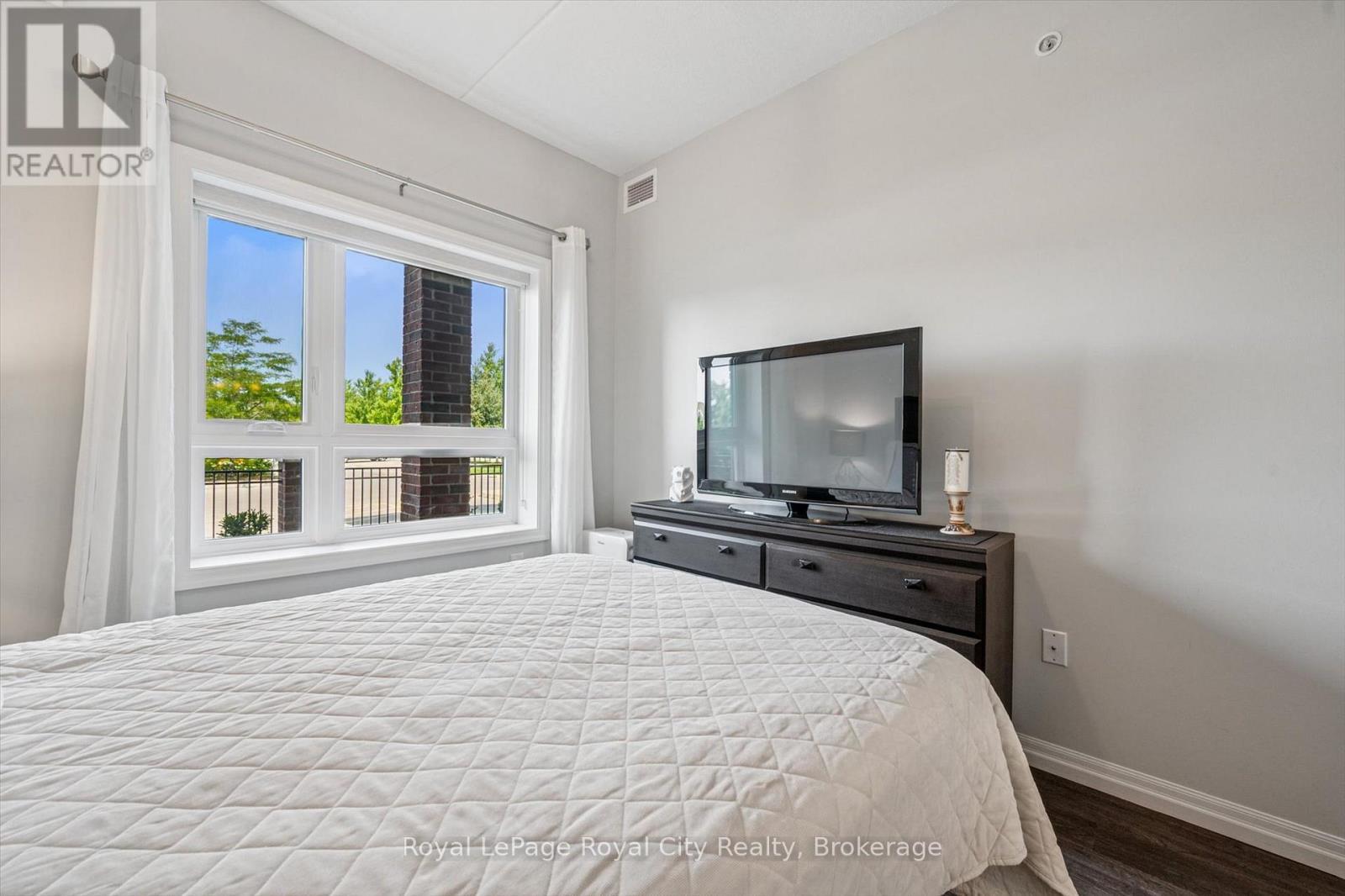 












121 - 35 KINGSBURY SQUARE

,
Guelph (Pineridge/Westminster Woods),




Ontario
N1L0J4

