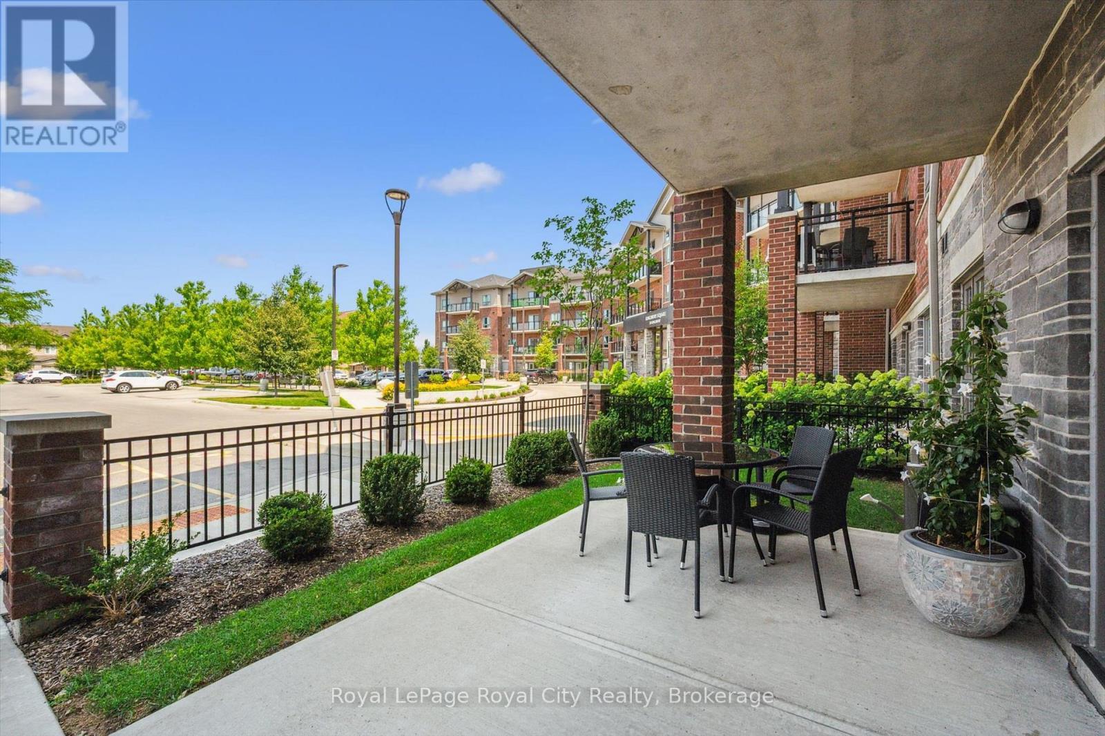 












121 - 35 KINGSBURY SQUARE

,
Guelph (Pineridge/Westminster Woods),




Ontario
N1L0J4

