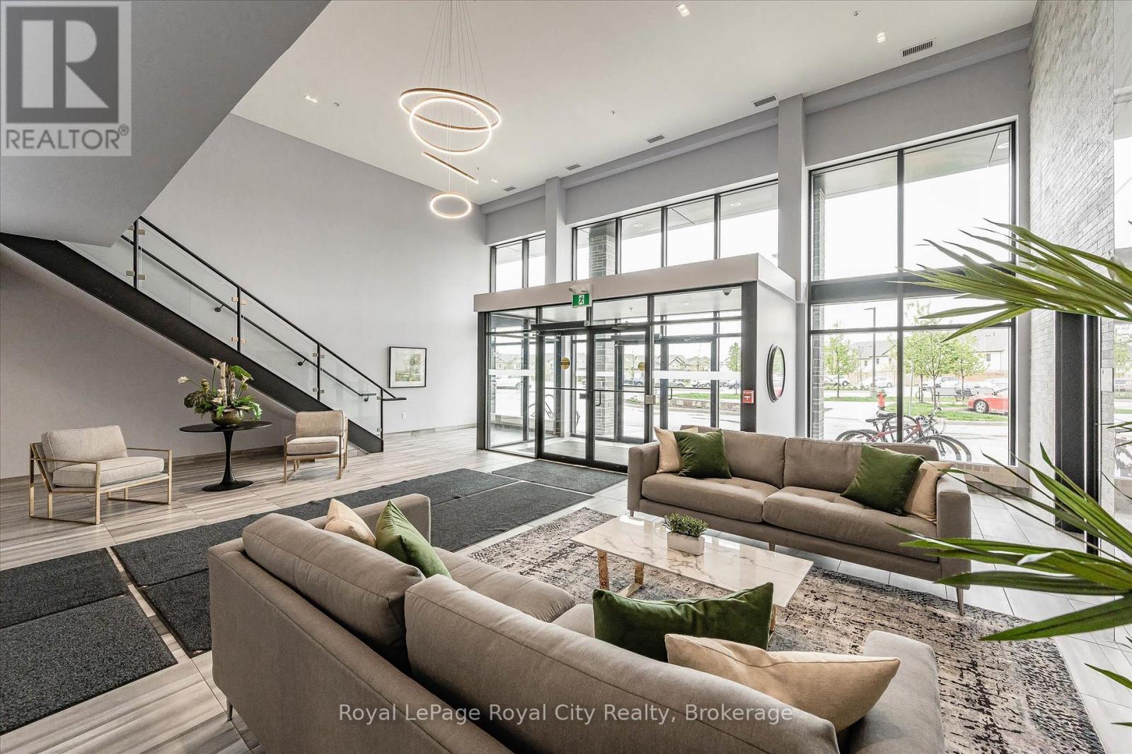 












121 - 35 KINGSBURY SQUARE

,
Guelph (Pineridge/Westminster Woods),




Ontario
N1L0J4

